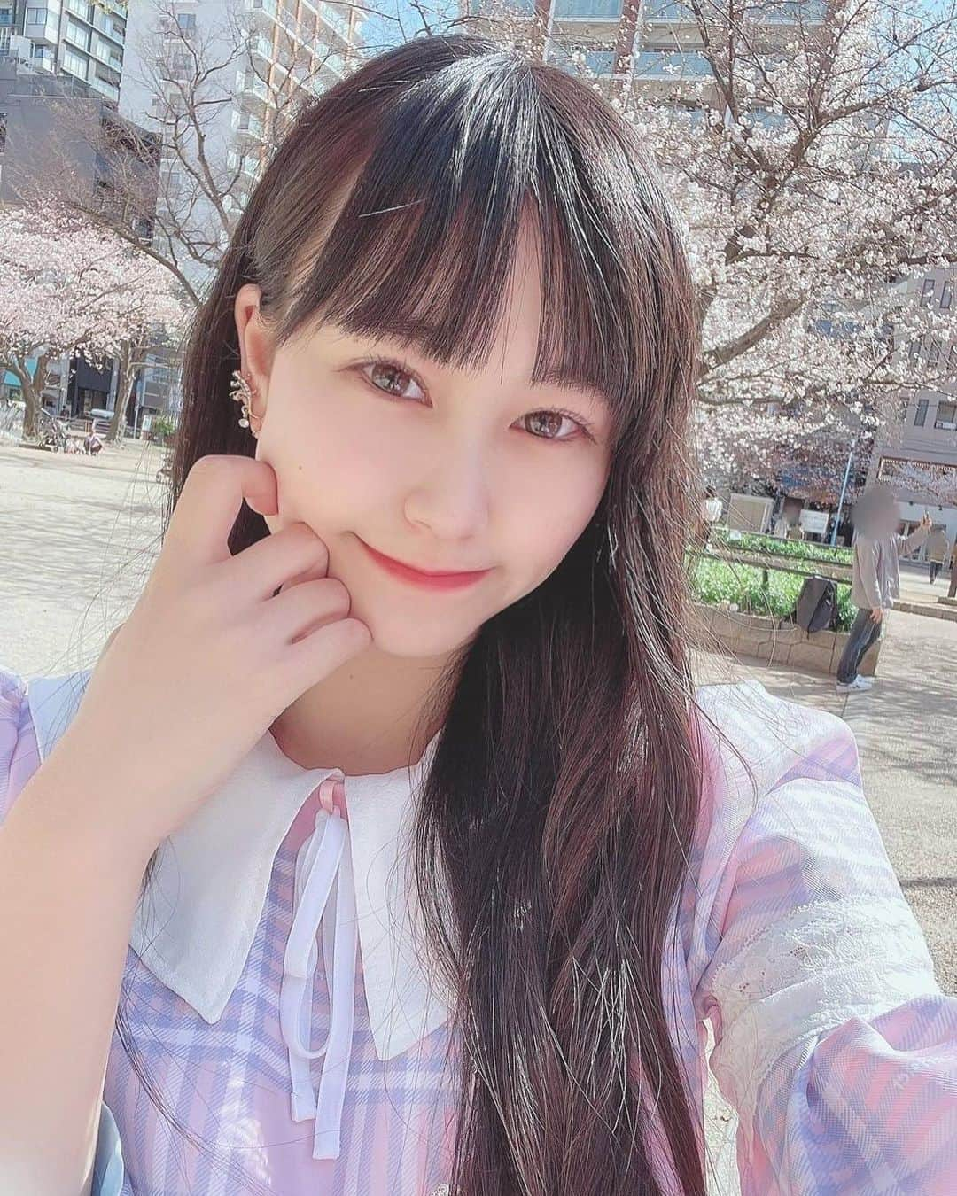 雨宮鈴奈のインスタグラム：「桜が咲いていました🌸✨  衣装を着て桜と写真が撮れて 嬉しかったです(*´罒`*)💕  先週鈴が見かけた時は 蕾が多かったのでびっくり🤭  けど去年から花粉症デビューしたので お鼻がムズムズします笑   #Instagram #idol #桜  #春  #アイドル  #スリジエ #スリジエwest  #雨宮鈴奈  #幸せ  #衣装」