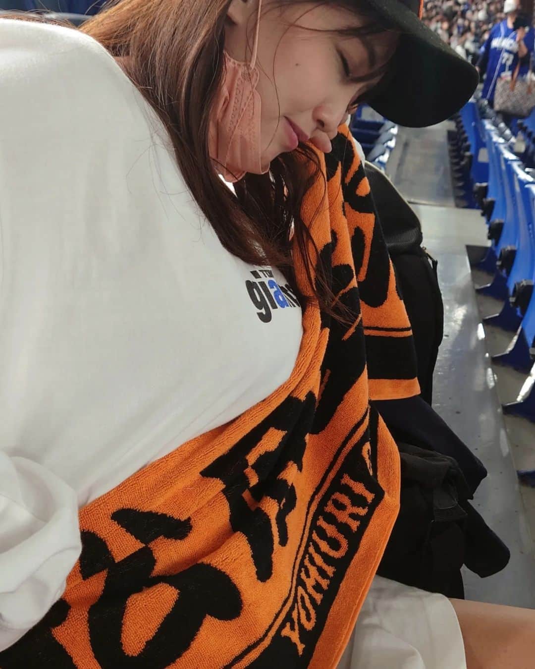 日里麻美のインスタグラム：「* 現地観戦を主張  現地に行きました 負けてしまいましたが 最高に楽しい観戦でした。 私自身のドーム開幕戦！ たのしかったーー！くやしーー！ 次は勝ち試合をみるぞー！  * * *  【販売中】 💠抑えきれない胸の鼓動　DVD & Blu-ray Amazonなどで購入できます 💠グラビア学園　グラビア動画&デジタル写真集　Amazon、DMMで購入できます  【TV、Web】 💠さまぁ～ずチャンネル　『訳あり女』  💠YouTube　『ひさっちゃんねる』で検索  【イベント】 💠3/31  まーすた王子店ゲスト🀄 💠4/5  詳細後日 💠4/13 (仮) 💠4/20  麻雀教室(予約受付中)  * * * * #乳圧女 #着衣巨乳 #着衣でも主張 #乳圧 #おっぱいの大きいお姉さんは好きですか #hisato #ジャイアンツ勝利 #ジャイアンツ　#野球最高」