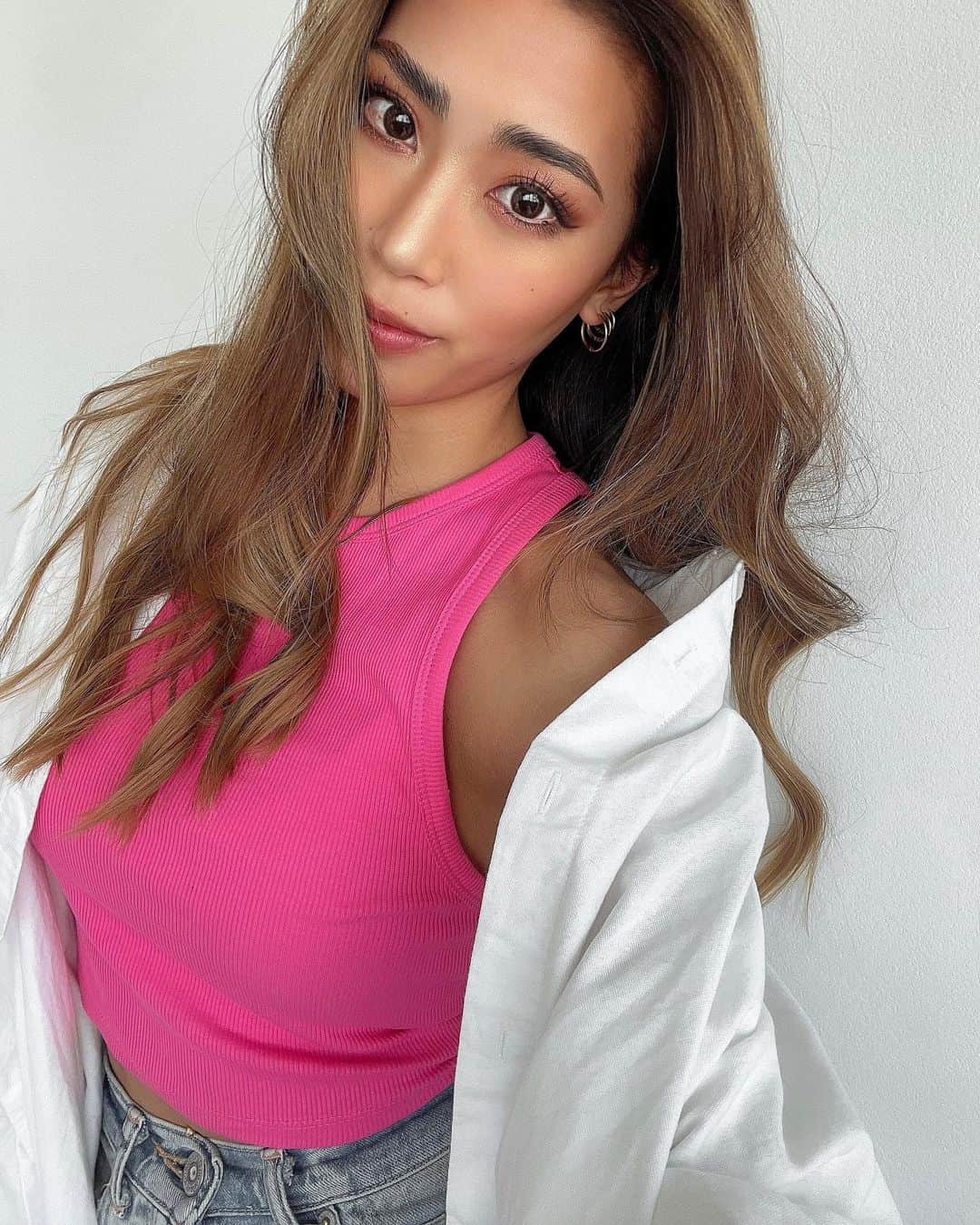のインスタグラム：「. 最近暖かくなってきたからピンクにハマってるの🌸💖 アイシャドウもピンク系使ってみたり☺️ 早く晴れた日にお花見したいなぁ🍡 . そういえばこの前 眉毛とまつ毛のメンテナンスに行ったから メイクも調子良くて嬉しいっ🌼 眉毛、まつ毛　@waxyyy.tokyo @mnight.lush.ebisu  担当　@honoka.eyelash さん🫶🏽 いつもありがとうございます🥰 . #ピンク#桜#さくら#春#春コーデ  #眉毛#まつ毛#自まつ毛#パリジェンヌラッシュリフト #ハリウッドブロウリフト#HBL#hollywoodbrowlift#美容#メイク」