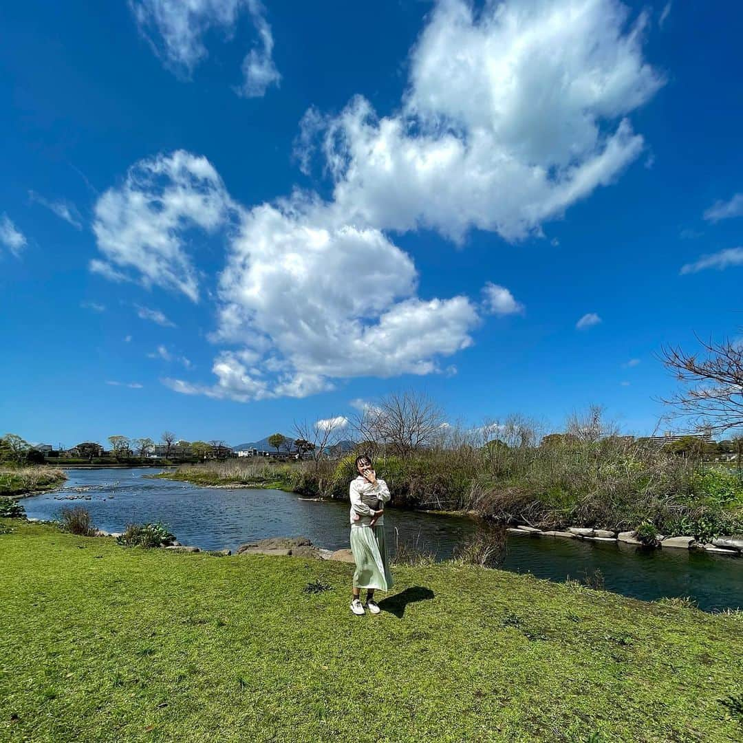 黛英里佳さんのインスタグラム写真 - (黛英里佳Instagram)「⁡ ⁡ 息子、江津湖デビュー🌱🙌✨ ⁡ ⁡ お天気も良くて、桜も満開で、小さなマルシェもやっていて、のどかで最高の休日でした🥰 ⁡ ⁡ そして昨夜は夜23時〜朝6時までぶっ通しで寝てくれて😭✨ ⁡ う、嬉しかったーーー😭✨✨✨(切実) ⁡ しかも朝6時のミルクは夫があげてくれたので私も久しぶりにめちゃくちゃ眠れました😭✨ ⁡ ⁡ ⁡ どうか今日もたくさん寝てくれますように🙏🧡(笑) ⁡ ⁡ ⁡ #江津湖#熊本#子育て#赤ちゃん#生後3ヶ月」3月27日 19時21分 - erikamayuzumi_official