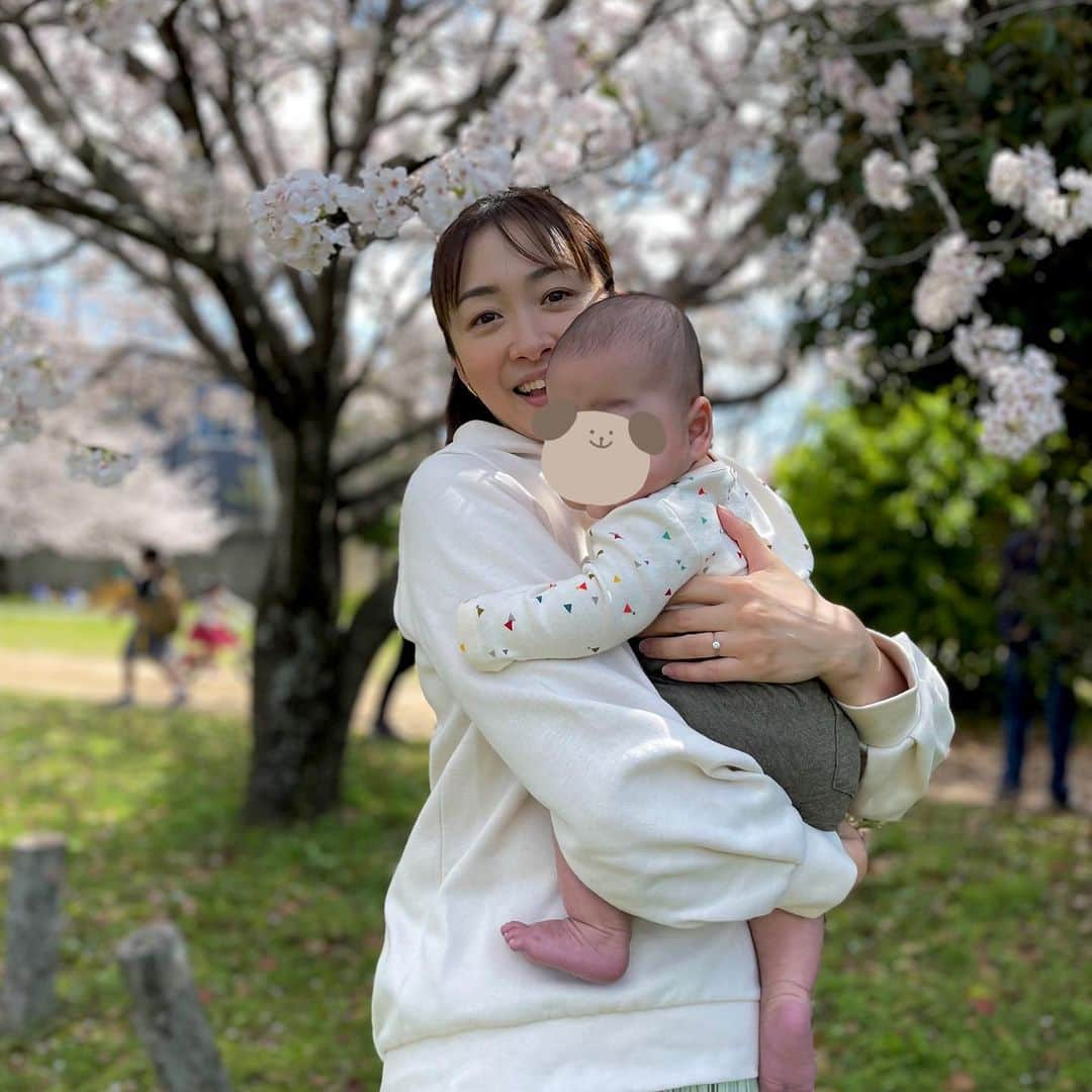 黛英里佳さんのインスタグラム写真 - (黛英里佳Instagram)「⁡ ⁡ 息子、江津湖デビュー🌱🙌✨ ⁡ ⁡ お天気も良くて、桜も満開で、小さなマルシェもやっていて、のどかで最高の休日でした🥰 ⁡ ⁡ そして昨夜は夜23時〜朝6時までぶっ通しで寝てくれて😭✨ ⁡ う、嬉しかったーーー😭✨✨✨(切実) ⁡ しかも朝6時のミルクは夫があげてくれたので私も久しぶりにめちゃくちゃ眠れました😭✨ ⁡ ⁡ ⁡ どうか今日もたくさん寝てくれますように🙏🧡(笑) ⁡ ⁡ ⁡ #江津湖#熊本#子育て#赤ちゃん#生後3ヶ月」3月27日 19時21分 - erikamayuzumi_official