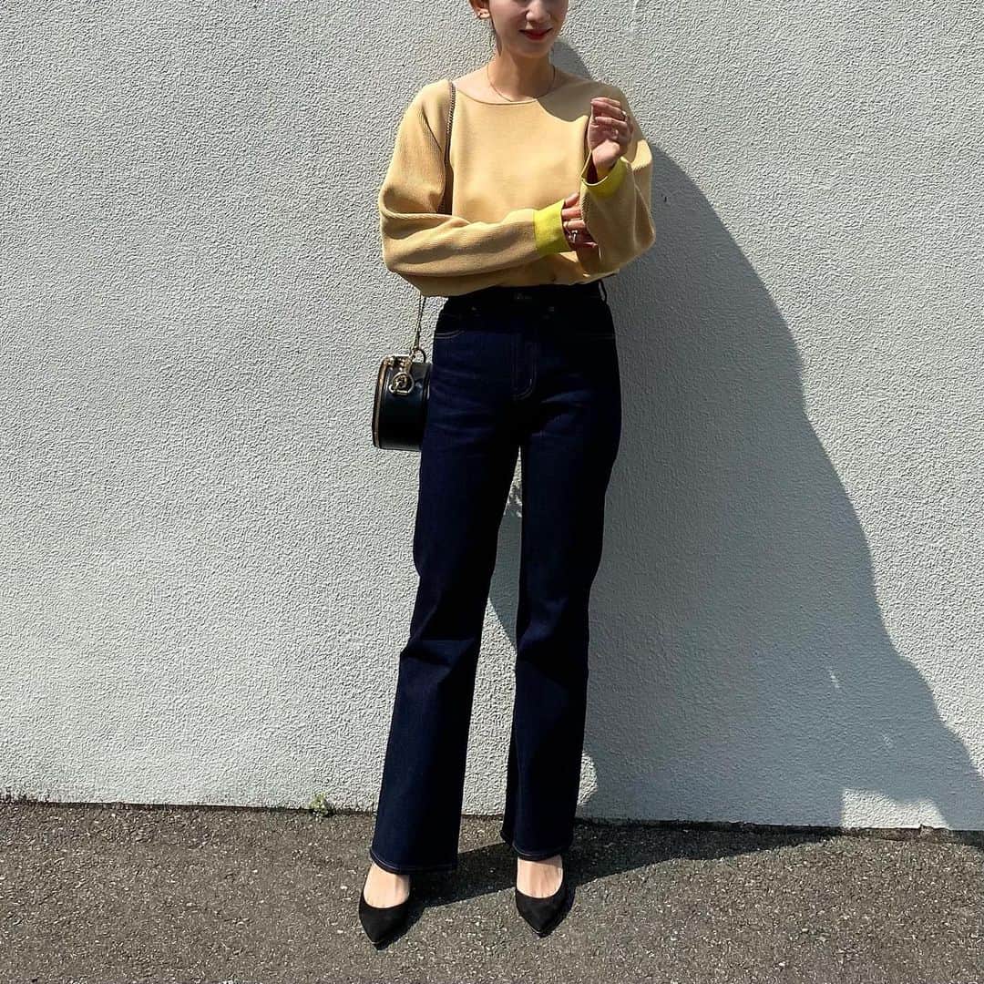 のインスタグラム：「イエローにインディゴ🥰  シンプルなトップスに見えるけど 後ろがね💛  @null._official_ のトップス  可愛い！！ こーゆーデザイン好き  前後2wayで着れるみたいだけど 後ろ空いてる着方の方が好き☺️  tops. #null bottom. uniqlo  shoes. fabiorusconi   #tcode#ootd#outfit#fashion#ad#コーデ#ファッション#カジュアル#カジュアルコーデ#春コーデ#春ニット#ヌル」