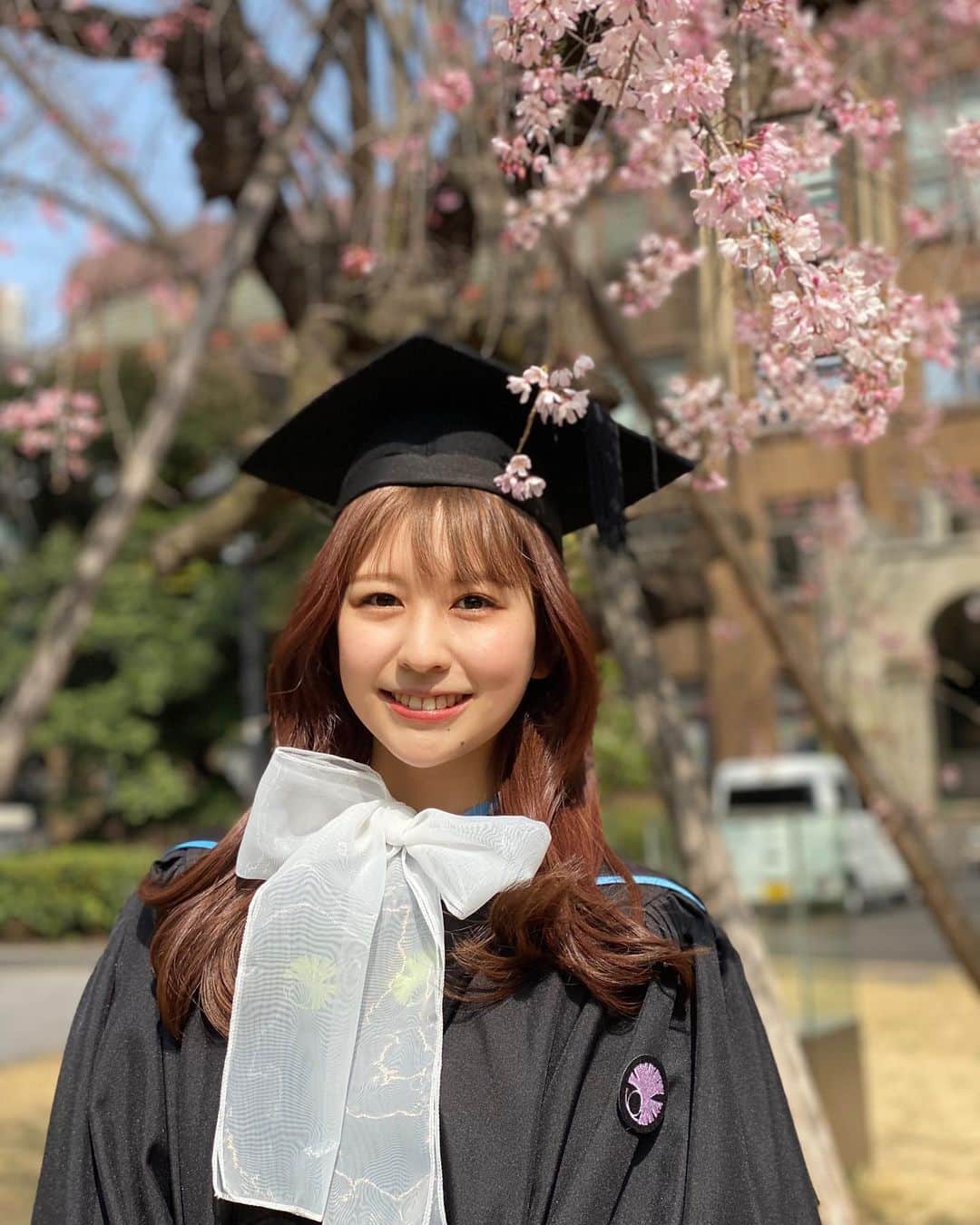 のインスタグラム：「東京大学を卒業しました🌸  瞬間瞬間を大切にしよう、と全力で駆け抜けたあっという間の4年間でした☺️ 楽しい時を一緒に過ごした友達、辛い時に支えてくれた家族、どんな時も応援してくださる皆さまのおかげです。ありがとうございます。  4月からは情報学環・学際情報学府の社会情報学コースに進学します！ 引き続きよろしくお願いいたします✨  #卒業式 #アカデミックガウン」