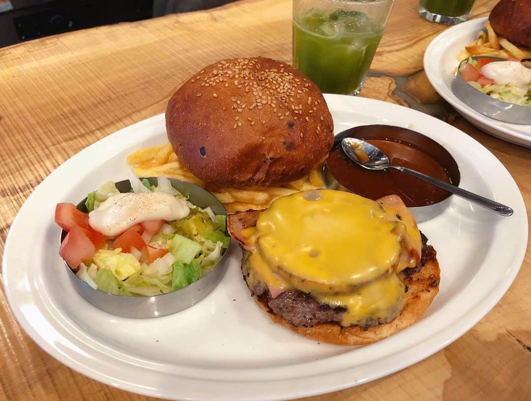 ケリーアンさんのインスタグラム写真 - (ケリーアンInstagram)「#目黒川 #🌸 #nofilter  ラストは飯テロでやんす🤤🍔Lunch and HANAMI walk w/ friends! Happy happy, joy joy!🌸🌸🌸」3月27日 19時40分 - kellysoooreal