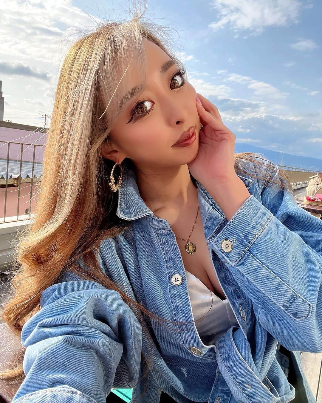 まあーか（まかたん）のインスタグラム：「. 自分で言うな👼🏼押忍。 .  #春#🌸#春コーデ#花見#カフェ#デニムコーデ#黒ギャル引退#ぎゃる#尻トレ #尻トレ女子 #ヨシンモリ#🦥#眉アートメイク#カラコン#シャドールーツ#フェイスフレーミング #髪質改善トリートメント #ハイトーンカラー #シャドールーツ#海外ファッション#小顔になりたい #zara#fashionnova#bershka#handm#shein」