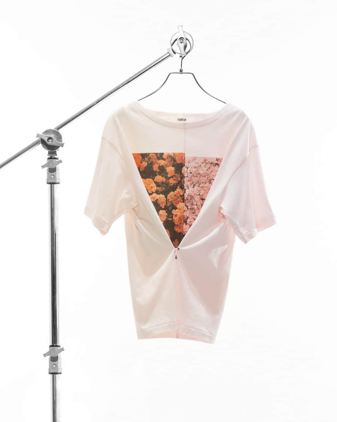 ファーファーのインスタグラム：「【EDIT】 TOPS VARIATION ワードローブに加えたいデイリートップス  毎日選ぶ洋服の中で、 今日も着たい、と思わせるもの。 お手入れ簡単、組み合わせも自由。 なんといっても気分が上がる。  ワードローブに加えたら、 活躍頻度が高くなること間違いなしの デイリートップスを集めました。  -half design print t-shirt- 夏に人気の高いハーフデザインのTシャツは サイドのホックを止めると、ウエストがぎゅっと絞られ 女性らしいデザインに変身。  身体のラインを拾いにくい肉厚な天竺素材で ボクシーシルエットでも楽しめる 2WAYデザインに仕上げています。  T-shirt ¥8,800  @furfur_official @furfur_official_staff  #FURFUR #ファーファー」