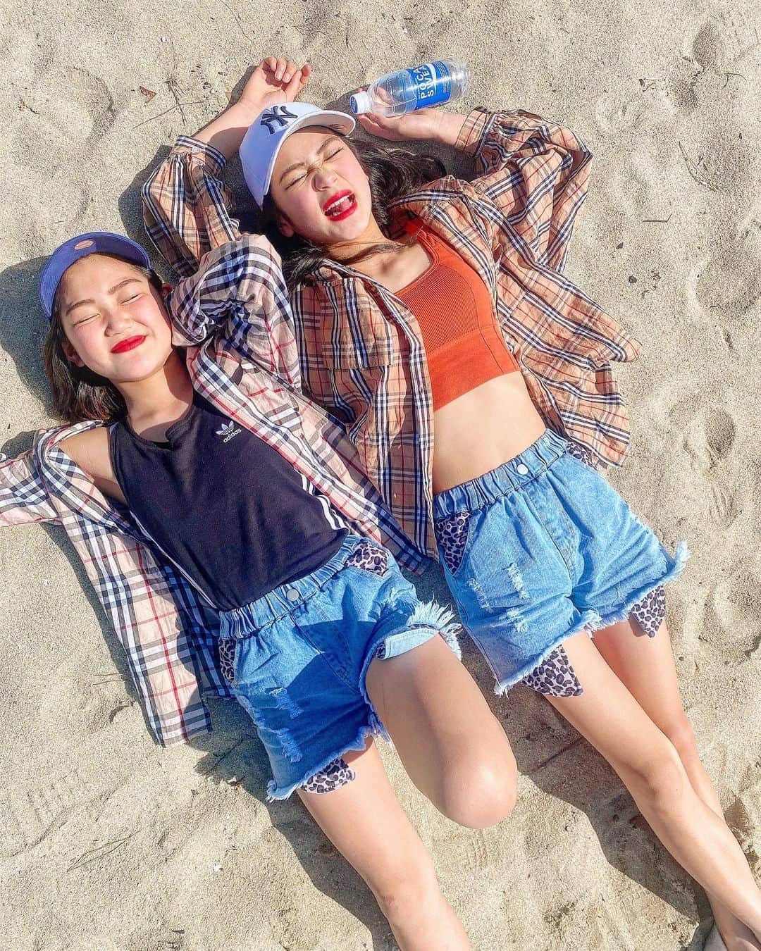 代田萌花のインスタグラム：「こんばんは♡ 今日すごい天気良かったよね！ ❤️❤️❤️もう最高♡ 今日は急遽動画撮ってそのまま、YouTubeにしたよ！！👌😍 良かったら出たからみてみてね！👍 いつもの姉妹の様子はYouTubeで！😊❤️❤️❤️❤️❤️  @lokahi.3  ショートパンツ🩳 履いたよ❤️姉妹でおそろい！ YouTubeにも、この服装のまま出てるから見てね🥰❤️❤️❤️❤️  #モカ#モカニナ#もちゅ#もちゅチャンネル#もちゅーず#YouTube#姉妹#おそろ#姉妹コーデ #姉妹ママ #姉妹リンクコーデ#kidscode#kids#海#春コーデ#夏コーデ」