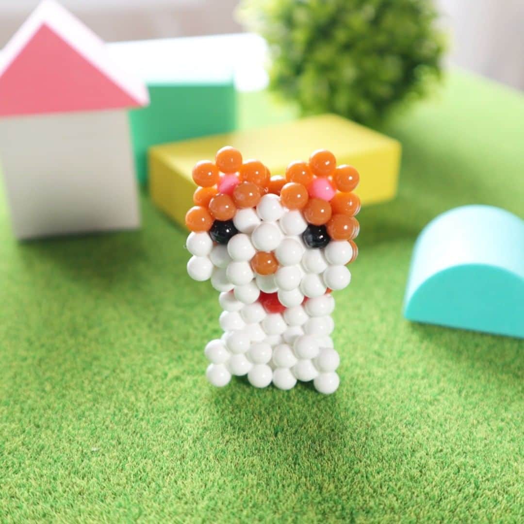 のインスタグラム：「こちらはオリジナルの立体作品です✨ 赤い首輪のわんちゃんを作りました🐕  こっちを見て、おすわりをしているようでかわいいですよね🏡  #アクアビーズ #aquabeads #ビーズ #beads  #おうち時間 #アクアビーズアレンジ #犬 #犬のいる暮らし #ペット #おすわり」