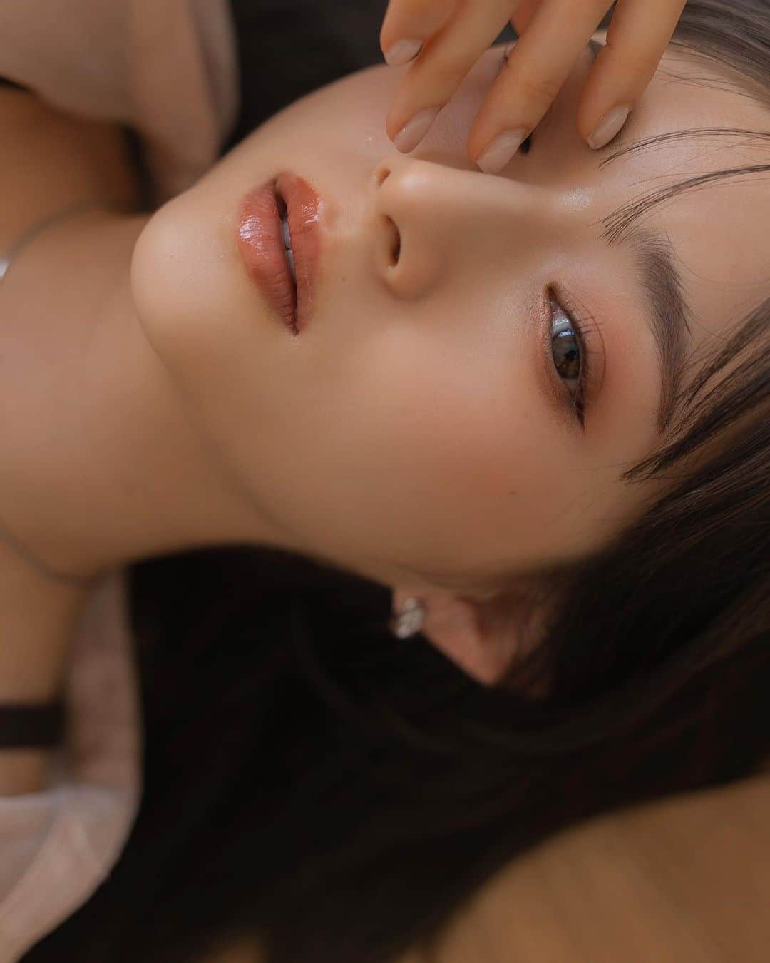 大木光のインスタグラム：「血色感のあるローズカラーを目元に纏う  swipe▷▷ 詳細  ふわりと柔らかいローズベージュと深みを感じさせるアンティークローズ 2色のカラーで簡単かつ抜け感のあるグラデーションが今っぽい！  @mimc_natural  ビオモイスチュアシャドー 31 エテルナローズ . 目尻に忍ばせたビターなピンクが 甘すぎない目元印象を彩る  @dupeyebeauty  シルキーリキッドアイライナー ピンクショコラ  LIP   @likey_beauty_  なめらかでふんわりとしたテクスチャー くすみ感のある色味がお洒落見えする愛用リップ💄  . ご質問は コメントにてお伝え下さい。 お応えできる範囲でお返し致します♪ （DMはお返し出来かねます🙏）  𝐻𝑎𝑖𝑟 𝑀𝑎𝑘𝑒  @hikaru027  #メイク#メイク動画 #mimc #dup #アイシャドウ#アイメイク#アイライン#addicted #threecosmetics#likeybeauty」