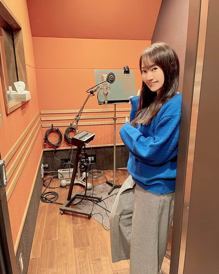 水樹奈々のインスタグラム：「#水樹奈々ブログ  大事な初日は、やはり水樹ブルーで😜 2022/03/27  ついに昨日から、ニューアルバムのレコーディングがスタートしました😆✨ 記念すべき１曲目は、水樹作詞担当曲‼️ 青空が浮かぶ、とても爽やかな疾走感が溢れつつ、どこかノスタルジックな温かさを感じる曲で、ぜひ作詞したいです！と名乗り出ました👍✨ 笑顔なのにホロリとする、水樹らしい応援ソングになっておりますので、みなさんぜひぜひ楽しみにしていてくださいね😆✨」