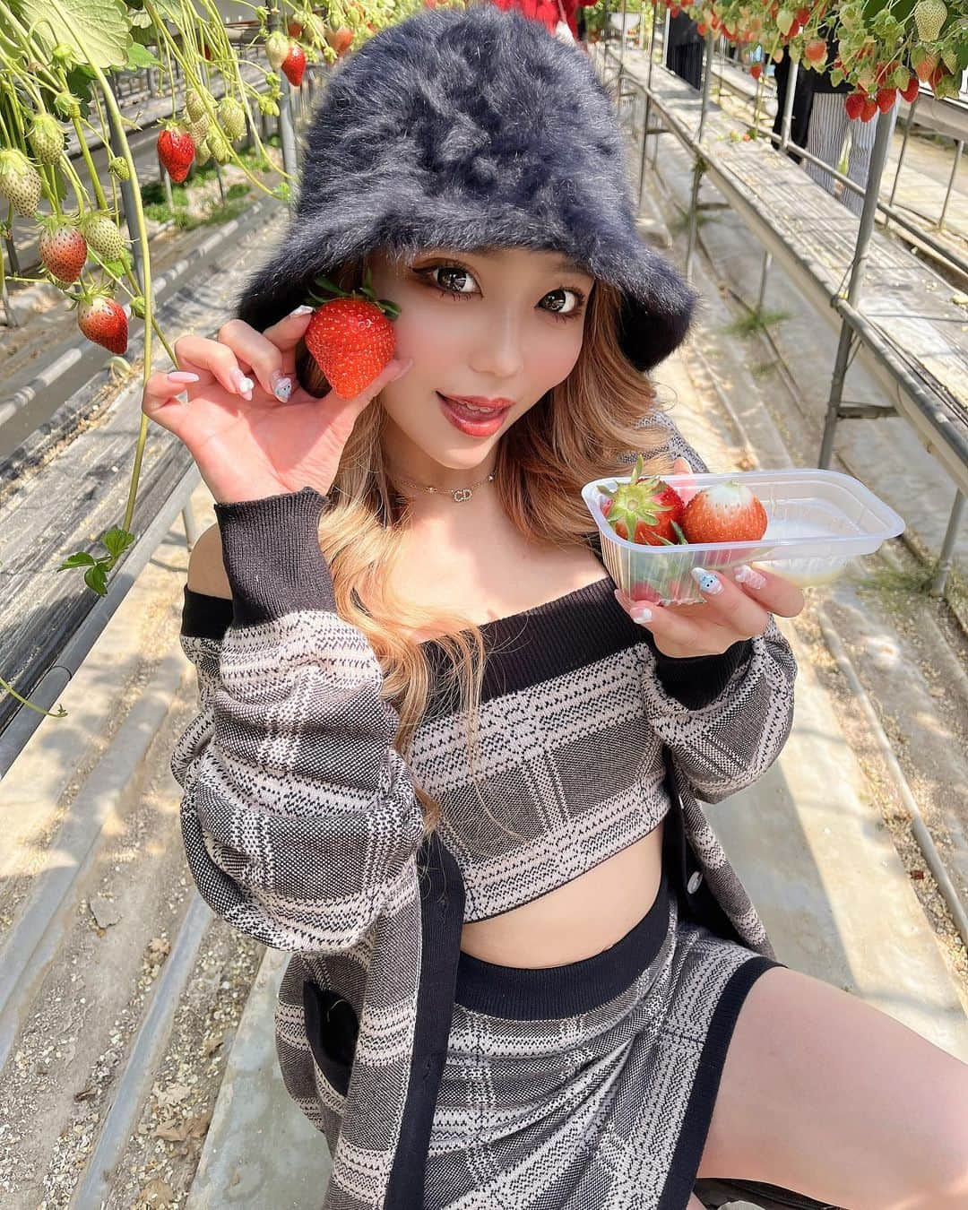 くまみゆさんのインスタグラム写真 - (くまみゆInstagram)「. . 2回目のいちご狩り！ うますぎてまた行っちゃった🍓 ストーリーでも聞かれたけどセットアップは、 @lily_closet.store のだよ！ 上着あるし、今の季節着れちゃう春アイテム😊 チェックしてね！ . . #セットアップ　#セレクトショップ」3月27日 20時12分 - kumamiyu.24