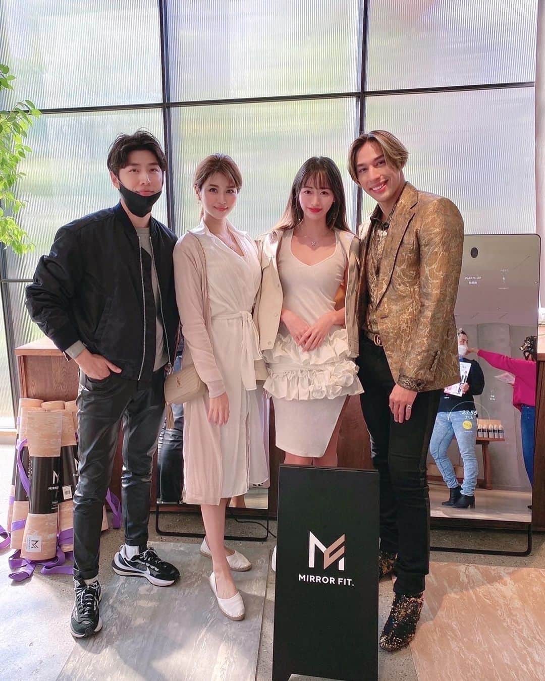 天野ちよさんのインスタグラム写真 - (天野ちよInstagram)「先日、インフルエンサーズエキスポにゆみちゃんと一緒に行ってきました💕  1枚目は @haohaohaokun さんの @mirror_fit の前で一緒にお写真撮ってもらいましたꪔ̤̮‪♡  隣の @toumarose_official さん優しくてスタイル良くていい人だった🥺あといい匂いがしました(笑)  バチェラーもバチェロレッテも観たことないので見てみようと思いました⺣̤̬︎︎ ✌︎︎︎  2枚目はずっと気になってた @estheprolabo_official さん😳✨今回お土産でセブンファクタージュレを頂きました！エステプロラボさんのトリプルカッターは私も何度か使用した事があります！ファスティングも気になる💗  3枚目はお土産❣️ こんなに沢山( °-° )  しかもホテルの宿泊券まで。。。  ゆみちゃん誘ってくれてありがとうー😭✨  #influencersexpo#インフルエンサーズエキスポ  #estheprolabo#エステプロラボ#月桂冠#sumigaki#mirrorfit#ミラーフィット#バチェラー#バチェロレッテ」3月27日 20時23分 - el_mundo_mar_sol_nail