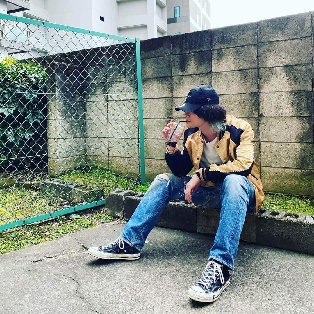磯部寛之のインスタグラム：「Thank you so much to those who tuned into GORILLA RADIO! tonight. Tongue twister was a bit challenging but was fun after all. Talk to you again next month! Hiro 今夜 GORILLA RADIO!を聴いてくれた皆さんありがとうございました。無茶振り早口言葉は難しかったけど、今回も楽しかったです。また来月もラジオでお会いしましょう。ひろ #alexandros #zipfm #nagoya #名古屋 #gorillaradio #レコーディング #楽しい #頑張る」