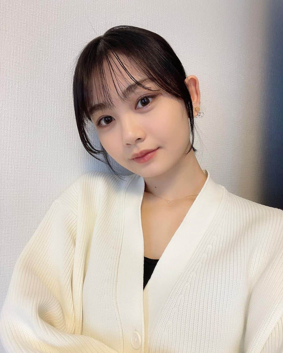 安村真奈のインスタグラム：「服もメイクも春仕様🌸  #春メイク #安村真奈」