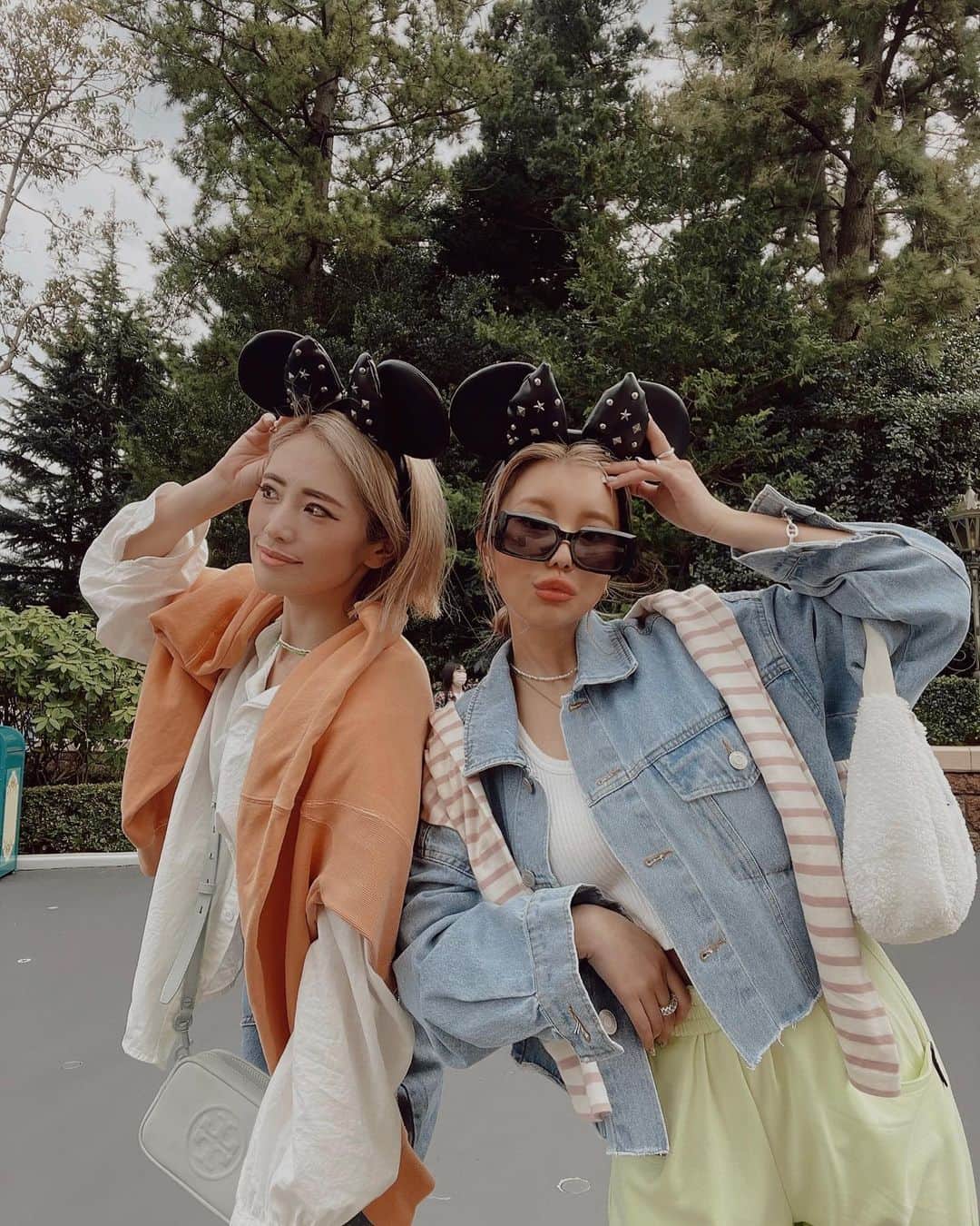 ✷kana✷のインスタグラム：「🧡💛💚💜  ハッピーサンデーをありがとう 午前11時の元気なわたしたち with @___maruko.___   #disneyland#TDL#similarlook#fashionstyle#오오티디#옷스타그램#데일리룩#디즈니랜드#シミラールック#春コーデ#ディズニーコーデ#デニムコーデ#150cmコーデ#海外ガール風#カラーパンツ#大人カジュアル」