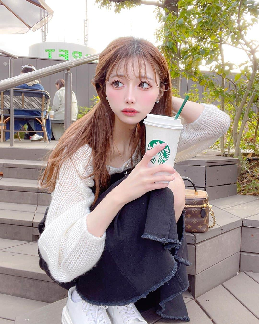 あやちゃんさんのインスタグラム写真 - (あやちゃんInstagram)「春コーデ🤍  暖かいって思ったら寒いの 春の嫌いなところ☹️☹️🌸  #GRL のモヘアタッチニットは 春ヘビロテ決定トップス✨ ゆるっとしててかわいいよ🤍  #スタバ #表参道スタバ  #東急プラザ表参道原宿  #東急プラザ表参道  #明治神宮前カフェ #明治神宮前  #原宿 #原宿カフェ  #表参道カフェ #表参道ランチ #表参道  #春コーデ #春服 #春服コーデ #春コーディネート #モヘアニット #スニーカー #スニーカーコーデ #白スニーカー #カジュアルコーデ #グレイル #グレイルコーデ #グレイル購入品 #grl購入品  #プチプラコーデ」3月27日 20時48分 - aya.you.love.r