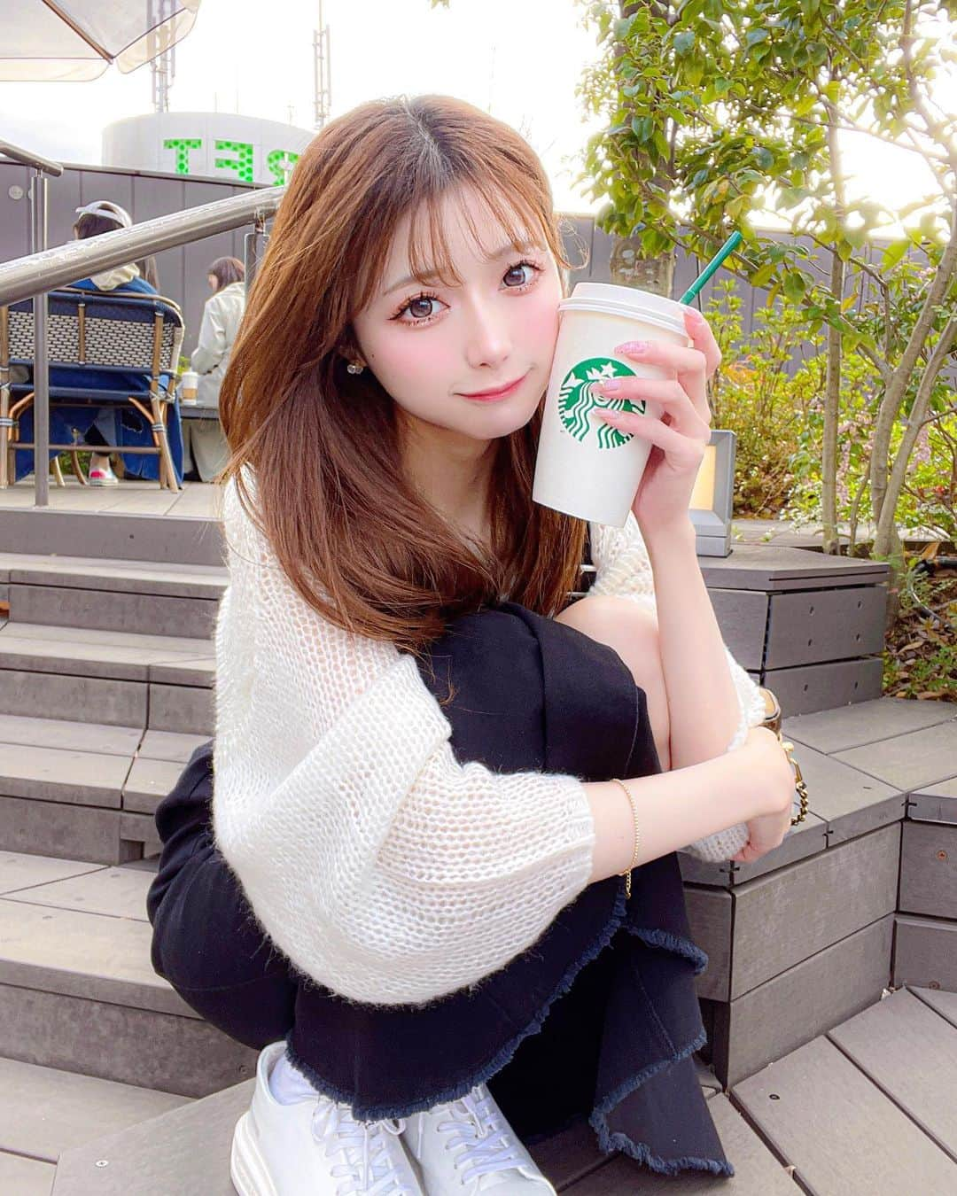 あやちゃんさんのインスタグラム写真 - (あやちゃんInstagram)「春コーデ🤍  暖かいって思ったら寒いの 春の嫌いなところ☹️☹️🌸  #GRL のモヘアタッチニットは 春ヘビロテ決定トップス✨ ゆるっとしててかわいいよ🤍  #スタバ #表参道スタバ  #東急プラザ表参道原宿  #東急プラザ表参道  #明治神宮前カフェ #明治神宮前  #原宿 #原宿カフェ  #表参道カフェ #表参道ランチ #表参道  #春コーデ #春服 #春服コーデ #春コーディネート #モヘアニット #スニーカー #スニーカーコーデ #白スニーカー #カジュアルコーデ #グレイル #グレイルコーデ #グレイル購入品 #grl購入品  #プチプラコーデ」3月27日 20時48分 - aya.you.love.r