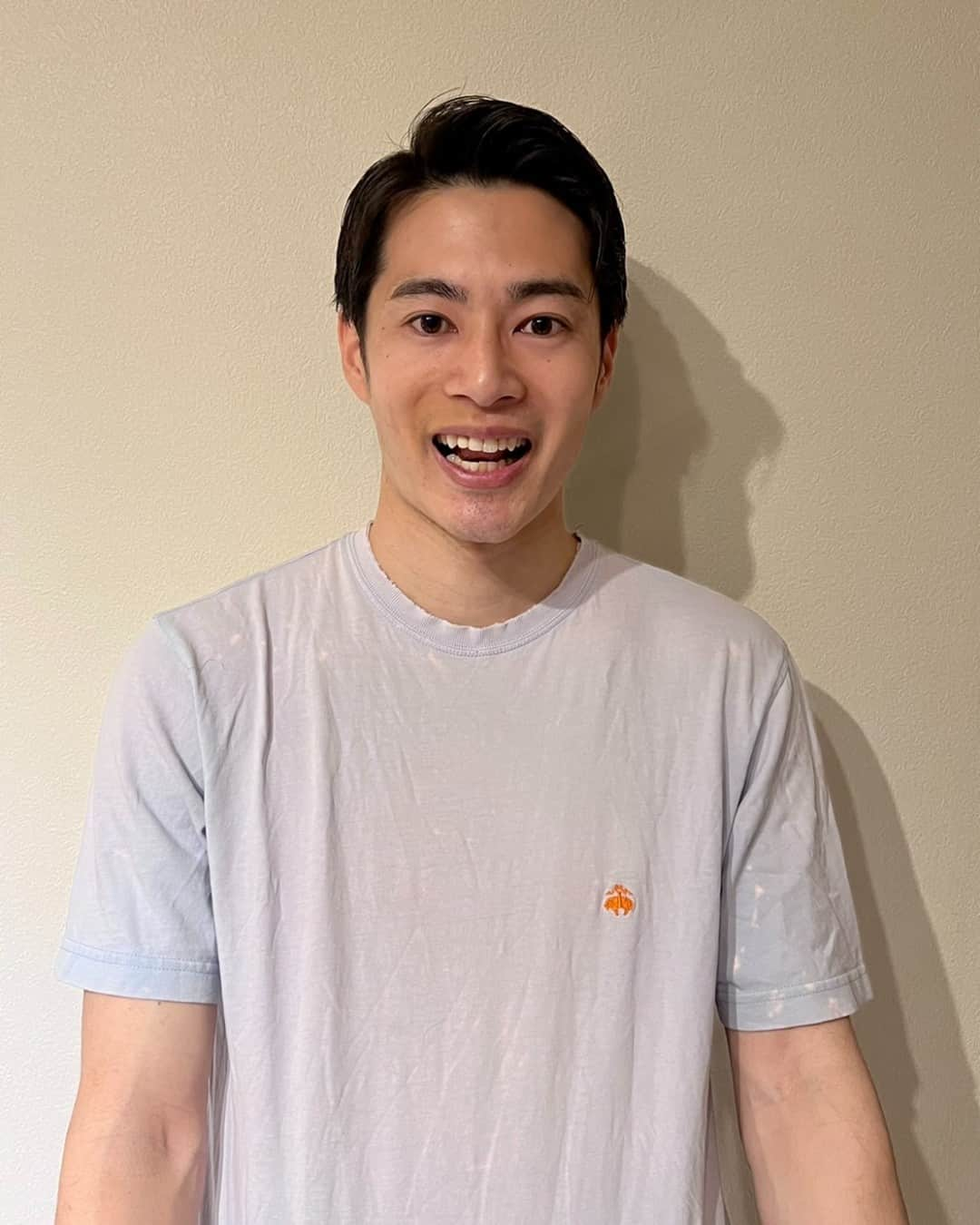 テレビ朝日アナウンサー公式さんのインスタグラム写真 - (テレビ朝日アナウンサー公式Instagram)「#井澤健太朗 アナの #卒業 したいことは？「 #昔の服から卒業したい です。高校生の時から10年以上着ている #Ｔシャツ 。最初は鮮やかな水色でした。今では色は落ち、襟元はよれていますが… #愛着が湧いてしまう のです。」」3月28日 7時00分 - tvasahi_announcers