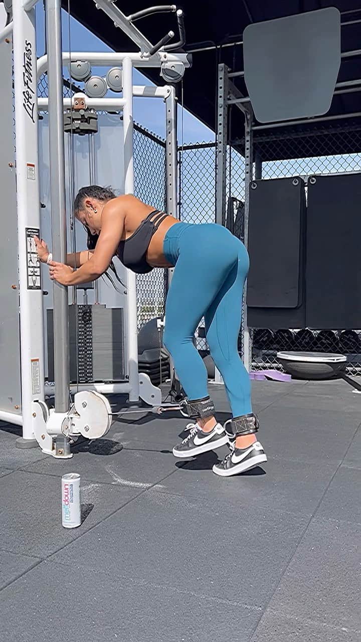 Eri Antonのインスタグラム：「Booty Camp Training powered by @meltdown.beverage      1. Hip Thrusters 2. Cable Kickbacks 3. Cable Roman Deadlifts 4. Barbell Squats 💙💪🏼 A great KETO friendly workout drink with zero carbs, zero sugars and zero artificial colors.   A great combo for that great booty!⁣  ⁣ Follow the inventor: @BangEnergy.CEO 😎 ⁣ ⁣ Go to www.bangenergy.com and use ERI10 for a 10% discount⁣ ⁣ #MeltdownEnergy  #EnergyDrink #ad」