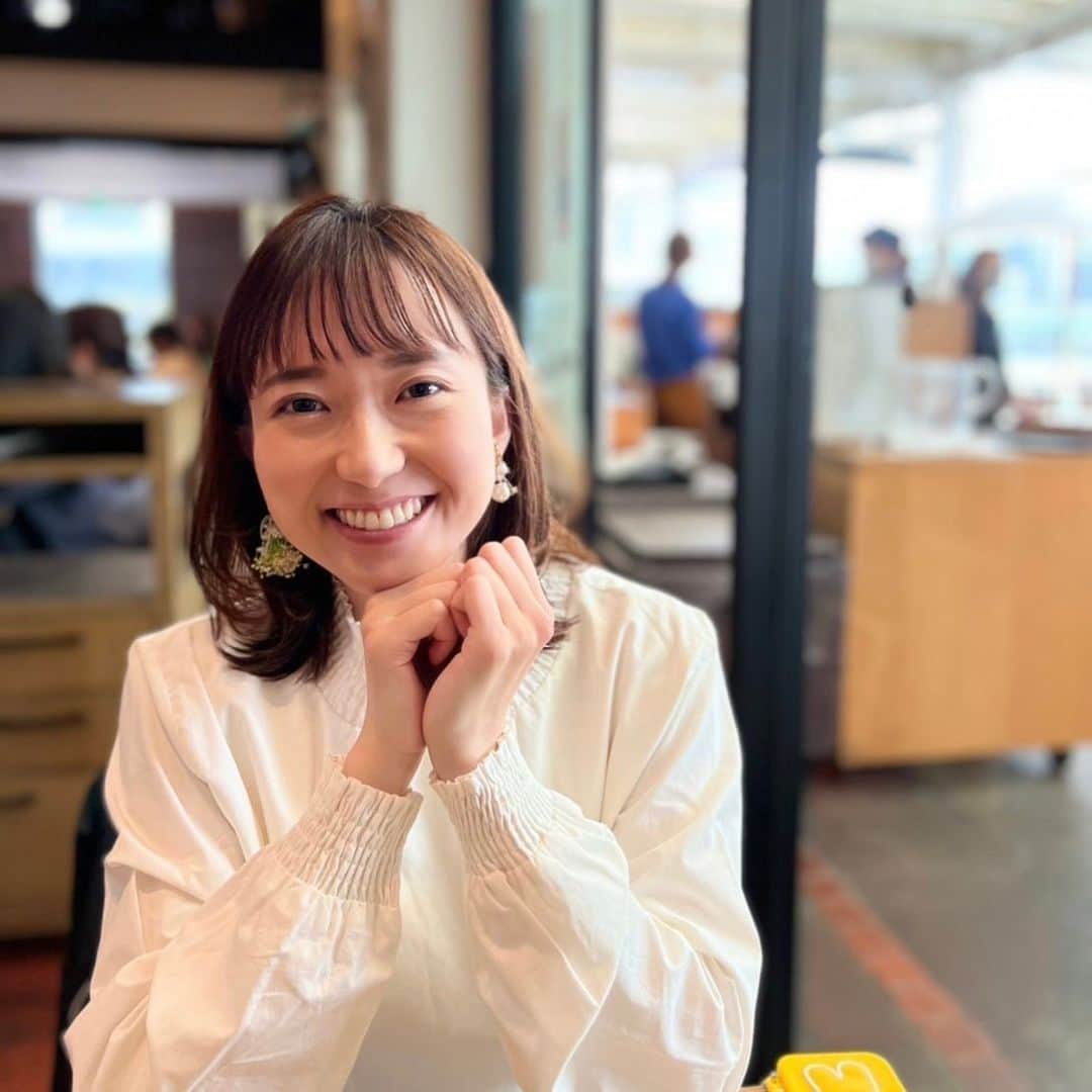 長谷川朋加のインスタグラム：「♡  ✎५⋆*{ るんたったるんたった } ୨୧-------------------------------- ୨୧  おはようございます☀️🌈  iphone13で撮ってもらった写真📷 画質も雰囲気も良すぎるーっ！！  都内を走っていると各所の桜を見られて 気持ちがほっこりしますなぁ〜🌸 常に心に余白を持って、 のんびり穏やかに生きてゆこう🕊💗  のんびりしつつもスケールさせていく。 一見アンバランスに思えるのだけど これが一番よい結果をもたらすのです😚 わくわくが止まらない😎  今週もガシガシいきましょ！ 今日も楽しくハッピーに🏃‍♀️  ୨୧ -------------------------------- ୨୧ #やりたい事は全部やる #全力前向き前のめり #走るの大好き」