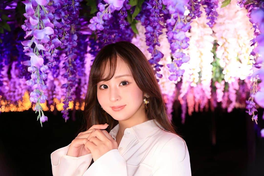 のインスタグラム：「藤の花🤍  鬼滅ファンだからここが 一番テンションあがりました😍  #東京メガイルミ #藤の花  #鬼滅の刃  #demonslayer  #安田七奈 #なーちゃ #レースクイーン #rq #ラウンドガール #グラビア #グラビアアイドル #グラドル #インスタグラビア#美乳 #wedssport #bandoh #セクシー #セクシー美女#wedssportracinggals #followme #japanese #japanesegirl #instagood #instalike #photooftheday #팔로우 #얼스타그램 #粉我 #非常好 ⠀ ⠀」