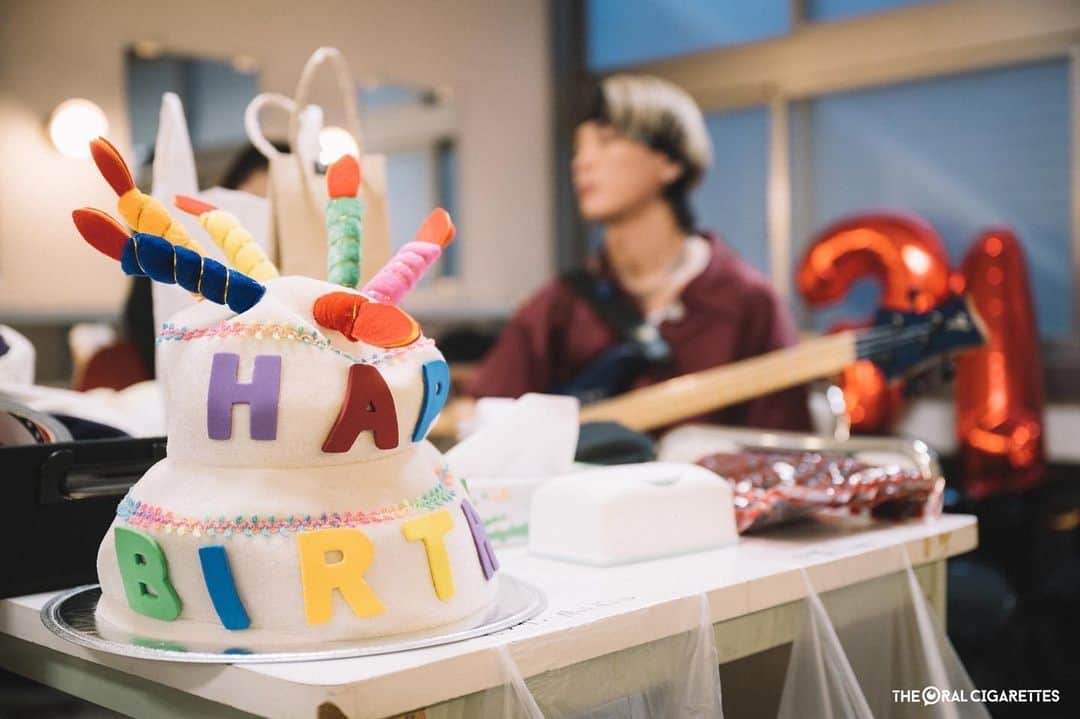 あきらかにあきらのインスタグラム：「31歳になりました。 皆様からのメッセージも受け取って今年もより一層良い男になっちゃうなあ😎 肩肘張らずに生きまーす😇 #あきらかに誕生日」