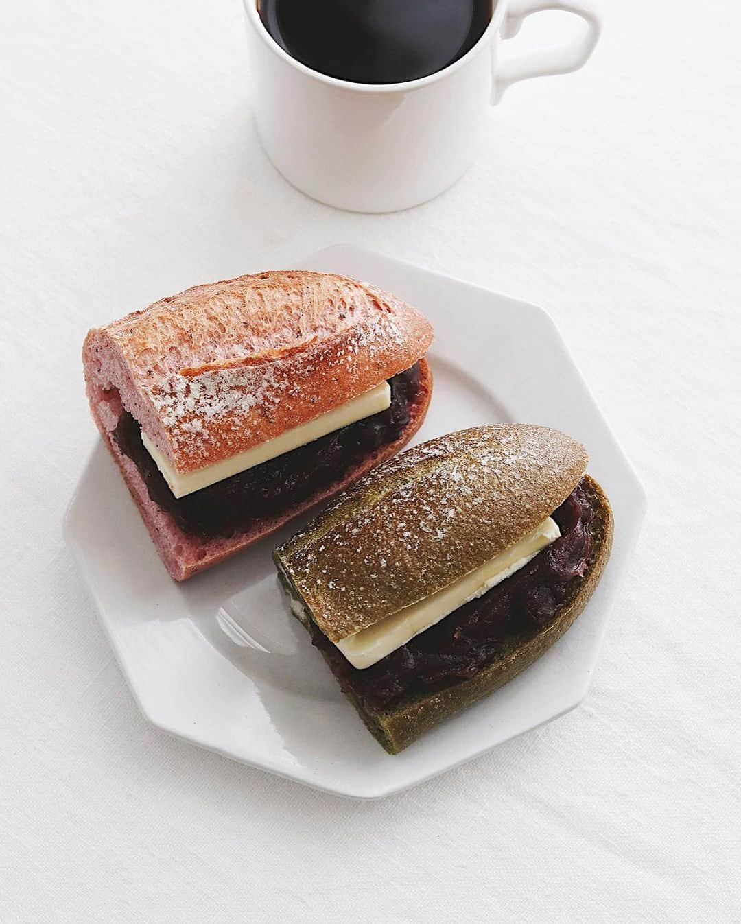 樋口正樹のインスタグラム：「🌸🥖☕️ . 今朝は桜と抹茶のふたつの おいしいあんバターサンド✌️ . パンはタカキベーカリーの この春限定の桜バゲットと 抹茶金時ブレッドを初使用。 どちらも色がとっても良く、 色以上に桜と抹茶の風味が たいへん良くて、あんこと バターと相性が抜群でした。 サイズもカタチも丁度良く あんバターにはほんと最適👍 . @takaki_bakery_official . . . #あんバター #あんバターサンド #あんパン #あんこ好き #自家製あんこ #春のうららかパンセット #タカキベーカリー #桜バゲット #抹茶金時ブレッド #おいしいパン #パンのある生活 #通パン #takakibakery #ankobutter #anbutter」