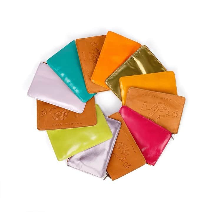 チエミハラのインスタグラム：「What color would you pick? Fucsia, Orange, Gold, Lilac, Acqua... 🌈 Only this weekend receive a limited edition leather pouch in honor of Chie Mihara's 20th Anniversary with your new Chies 🥳 Now at chiemihara.com  . . . #ilovemychies #chiemihara #chie #chiemiharashoes #womanshoes #designershoes #madeinspain #shoesmadeinspain #ss22 #newcollection #newarrivals #newshoes #shoesaddict #shoesareagirlsbestfriend #shoesoftheday」