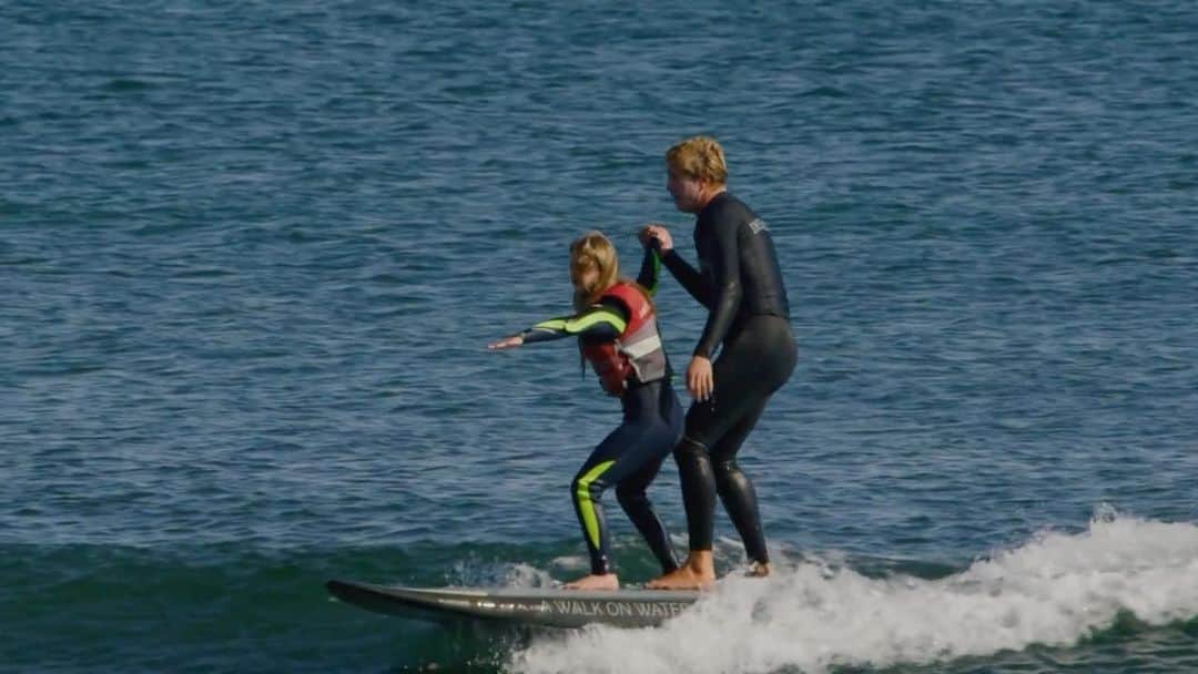 サヌークのインスタグラム：「EPISODE 4 of @hunterjoness's Looking Forward, where we recognize people and organizations that are striving to build a better world through surfing.   ---  It was knee-high and absolutely dreamy at Malibu when we met up with the surf therapy group, A Walk On Water, where we shared some waves with one of their star athletes, Grace Gerenser. Scott Desiderio says, "we love what we do, we love taking these incredible athletes out in the water surfing and introducing them to the ocean." Joe Rickabaugh said, "it doesn't matter where you come from, what language you speak, the ocean is therapy and it's rad to share that with our students. To see how much Grace has improved in her surfing has been awesome".   🎥: @wsl」