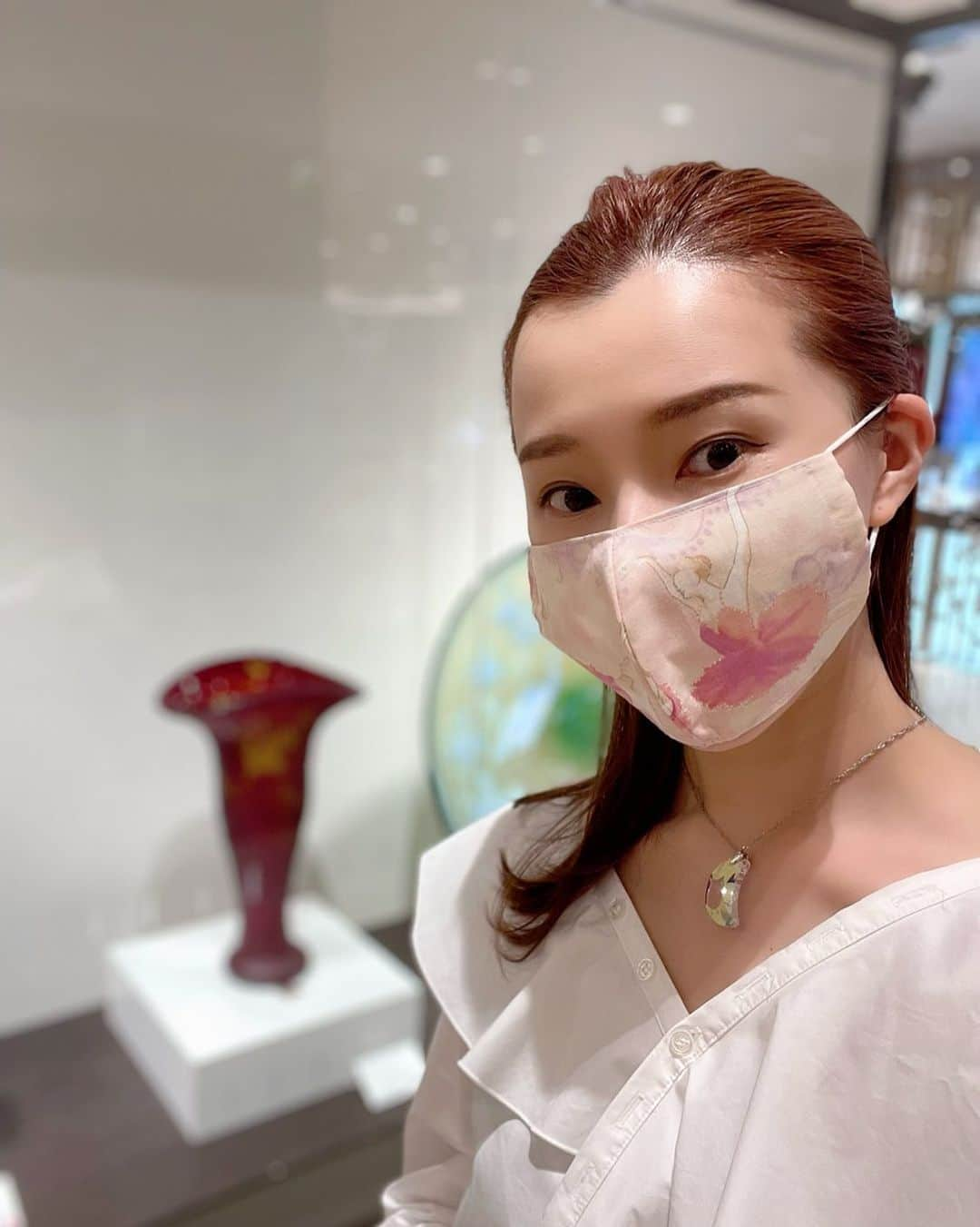 彩星りおんさんのインスタグラム写真 - (彩星りおんInstagram)「阪急うめだ本店にて開催中の  山田えい子&元タカラジェンヌの夢の饗宴〜ガラスへの旅立ち〜  この週末もたくさんのお客様にお立ち寄りいただき、たくさんの出逢いがございました☺️ なかには東京からお越しの方も…。 本当にありがとうございました！  今日は月組千秋楽でしたね✨ 私は先日東京で観劇させていただきました。 (postするの忘れてた💦またします！) 今日はお月様のペンダントを付けて舞台の成功をお祈りしておりました！  展覧会は明後日までです。 7階美術画廊にて、皆さまのお越しをお待ちしております☺️  #ガラス工芸家 #ガラス工芸展 #元タカラジェンヌ #宝塚og #稔幸 さん #白城あやか さん #彩星りおん #月組 #千秋楽」3月27日 23時09分 - rion.ayahoshi