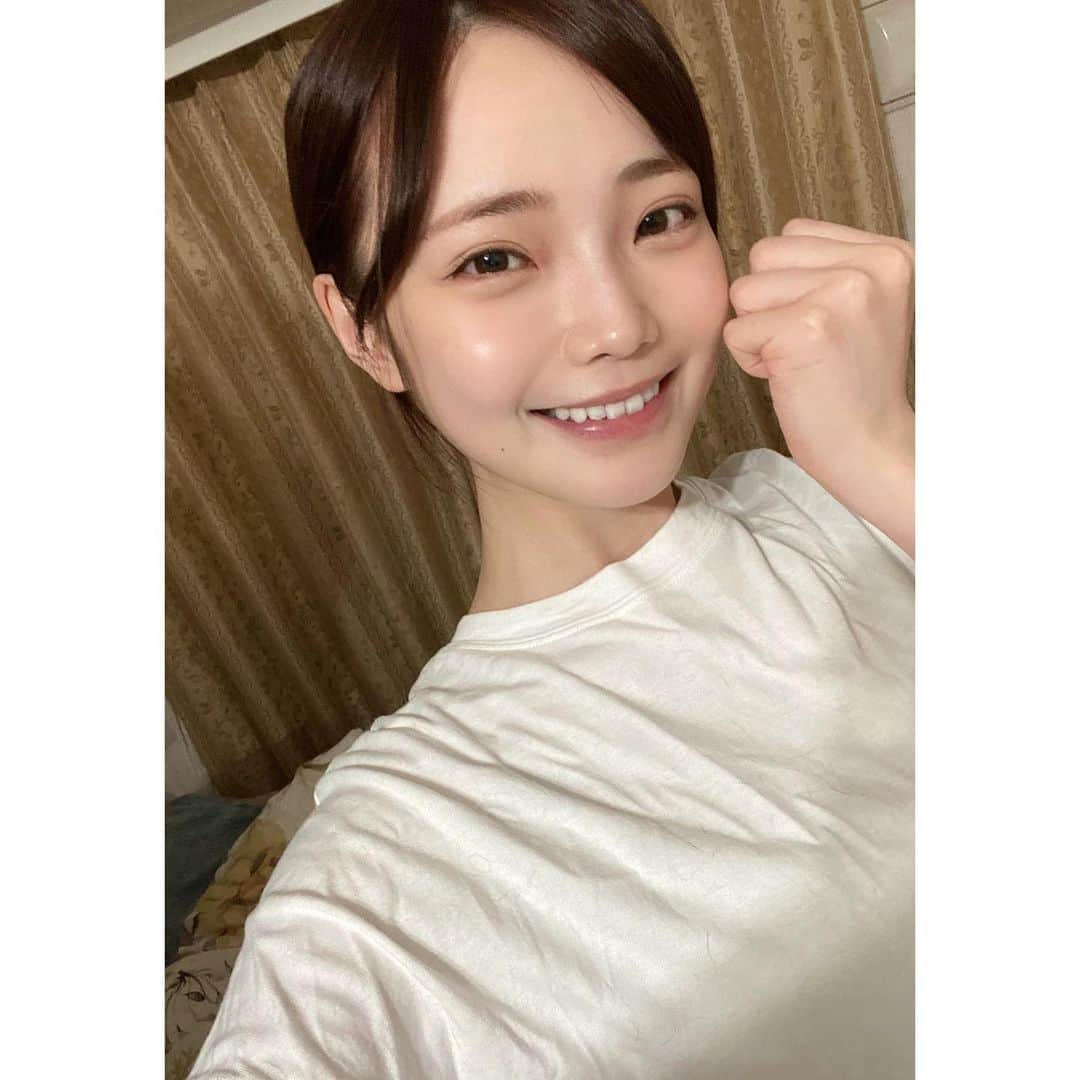 新谷姫加さんのインスタグラム写真 - (新谷姫加Instagram)「よくわかんないポーズと、最後の笑顔のぎこちなさ…😌 夜は人が少ないからこの時間のジム大好き。しばいてくる🔥」3月27日 23時25分 - hime._.gram