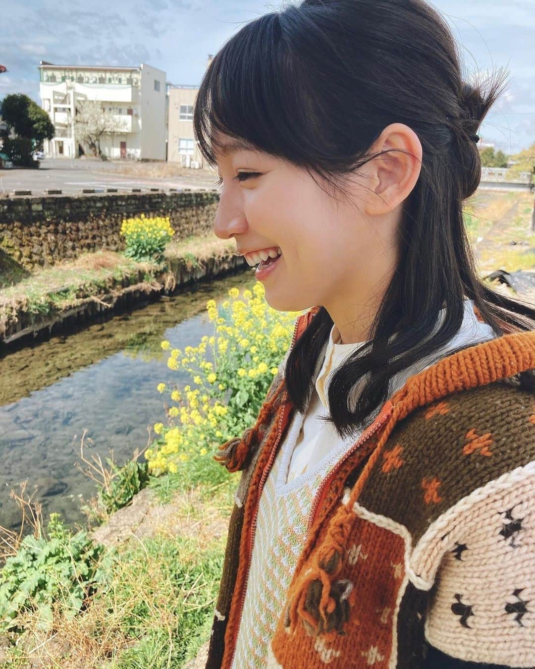 吉岡里帆（マネージャー）のインスタグラム：「今日は「しずかちゃんとパパ」第3話の放送日でした🙌 今週も観ていただいた皆さま、ありがとうございます！！☺️☺️☺️ （見逃してしまった方は良ければ来週日曜16:15からの再放送や、NHKオンデマンドでぜひぜひご覧ください、、！🙇🏻‍♀️）  さて、撮影の方はいよいよラストスパートです！ 外の撮影も多いので、真冬に始まったのが段々と暖かくなり季節が変わっていくのを日々感じております💭 先月早朝のロケ地（寒い）にめちゃくちゃ立派な霜柱ができていたのを収穫（？）してはしゃいでいた吉岡さんと私でしたが、今日のロケでは川辺に咲く菜の花を愛でるザッツ春な時間を過ごしました🌼（のでオフショ撮りました）  季節の変わり目で皆さま体調崩されませぬよう！ #しずかちゃんとパパ 、引き続きよろしくお願いいたします✌️✌️✌️  #いつかの吉岡さん」