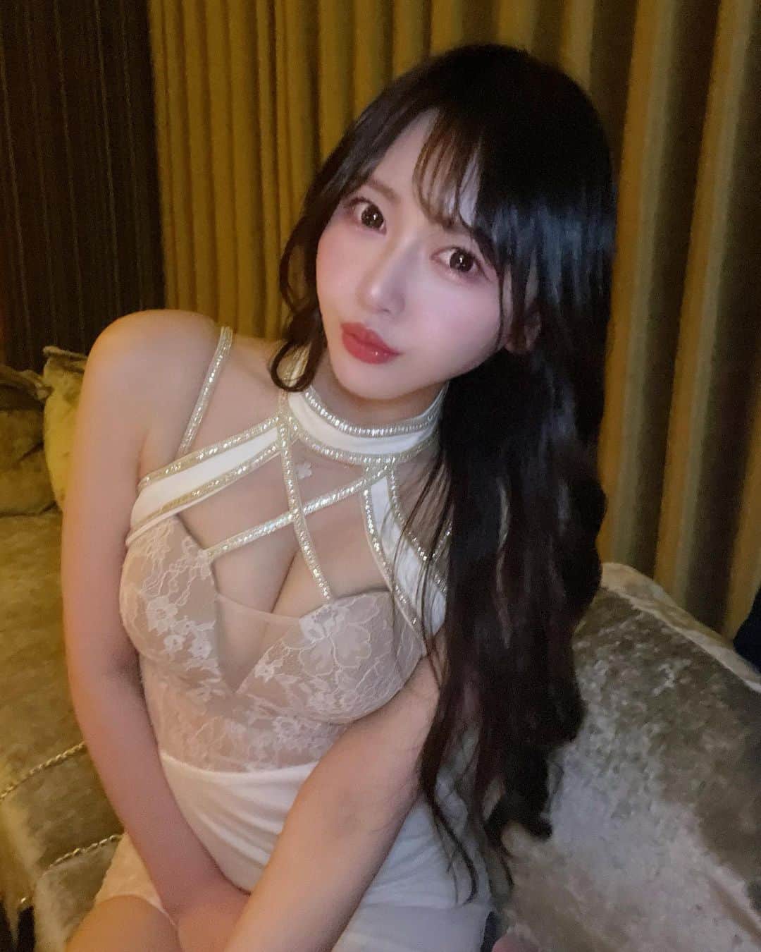 のインスタグラム：「お仕事中のわたし🐣💓 . #キャバ嬢 #キャバクラ#japanesegirl #韓国ファッション #kawaiigirl #kawaii #グラドル#グラビア#アイドル#谷間#すすきの#ススキノ#歌舞伎町#北新地#中州#むちむち#わがままボディ#モデル#hotasian#asianbabe#asiangirls#ニュークラ#インスタ美女#インスタ美人#美女#美人#癒し系女子#ヘアセット」