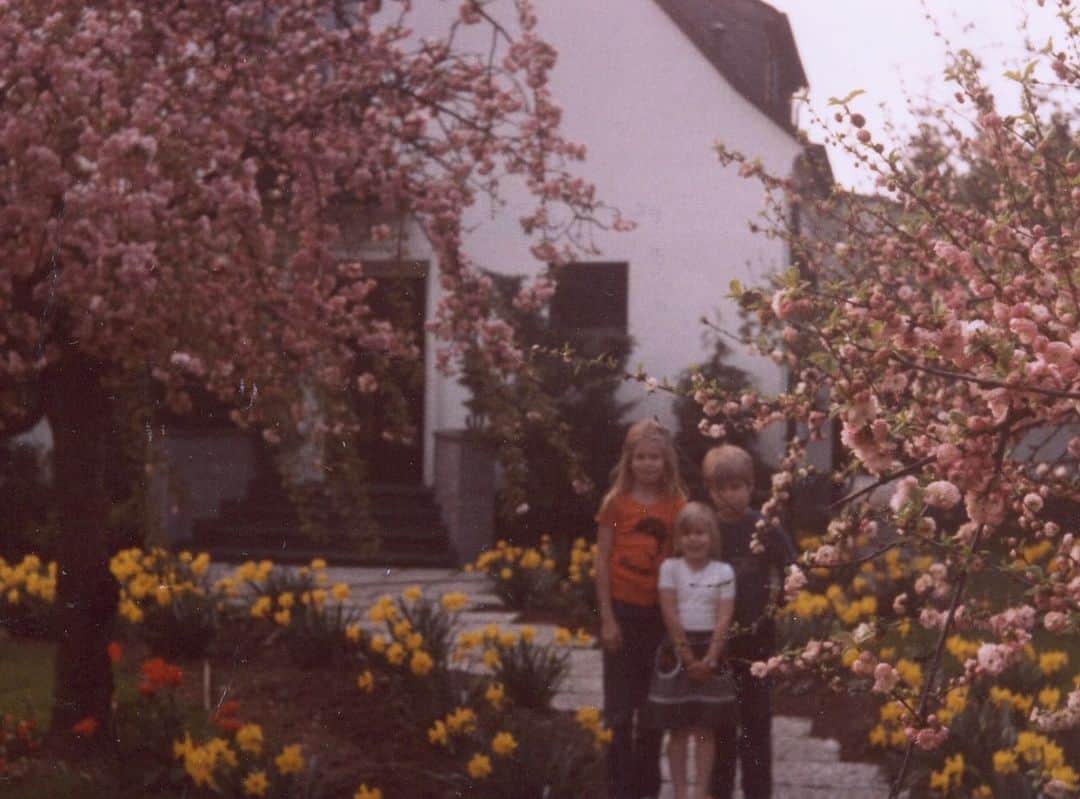 クラウディア・シファーさんのインスタグラム写真 - (クラウディア・シファーInstagram)「Remembering my mother Gudrun today — her passion was her family and her garden 💛💗💚」3月27日 23時41分 - claudiaschiffer