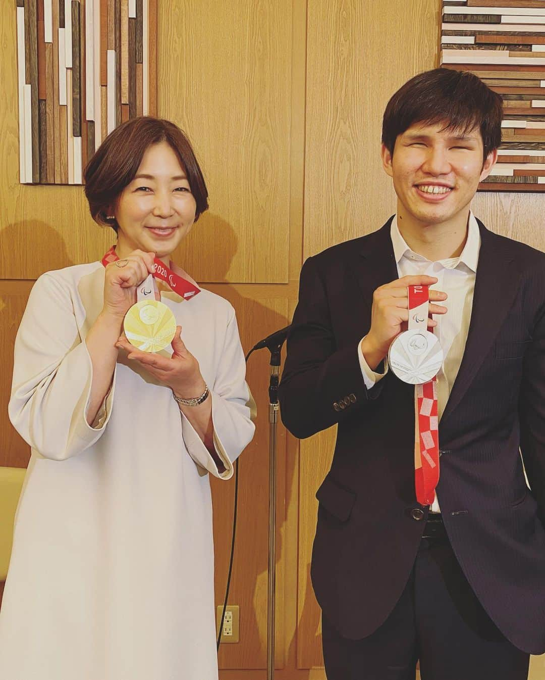 中井美穂さんのインスタグラム写真 - (中井美穂Instagram)「今日は、日本財団のイベント「HEROs DREAM東京2020パラリンピック競泳金メダリストの木村敬一選手と将棋で交流！」の司会進行を務めさせていただきました！  この１枚目の将棋盤は木村敬一選手が本日使用した将棋盤です。 盤の升目を区切る罫線には凹凸があって、駒の下部右側に点字があって、駒の種類と表裏がわかるようになっています！  本日は特別ゲストとして、木村選手とも親交の深〜い競泳の鈴木孝幸選手にも参加していただき、お二人にメダルも持ってきていただきました🥇🥈🥉思った以上に大きくて重い立派なメダルでした㊗️  そして、プロ棋士の中村桃子女流２段にもご参加いただきましたー💓春のように温かく優しく知的でとびきり笑顔の素敵な女性でした🌸お手伝いにきてくださった奨励会の中沢さん、斎藤さんも一緒にメダルをかけていい笑顔😆  素敵な時間をありがとうございました。  アスリート✖️将棋✖️応援してくださる皆様  新しいコミュニティが生まれました！  #日本財団  #heros  #木村敬一 選手 #鈴木孝幸 選手 #パラリンピアン  #金メダリスト   #将棋 #将棋盤   #女流棋士  #中村桃子 さん #奨励会」3月27日 23時46分 - mihonakai2021