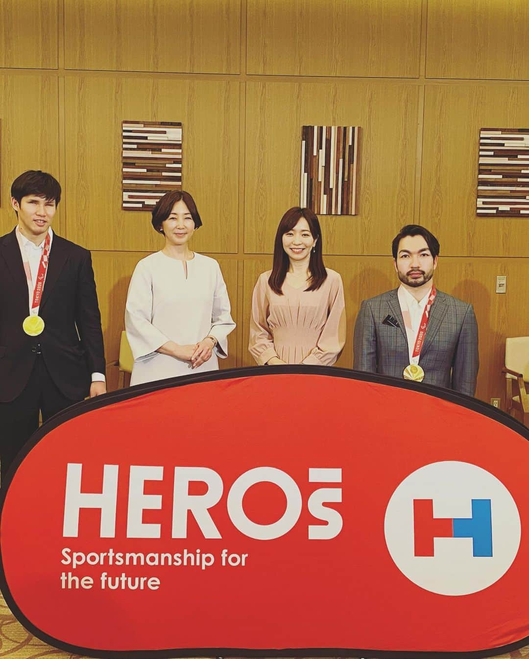 中井美穂さんのインスタグラム写真 - (中井美穂Instagram)「今日は、日本財団のイベント「HEROs DREAM東京2020パラリンピック競泳金メダリストの木村敬一選手と将棋で交流！」の司会進行を務めさせていただきました！  この１枚目の将棋盤は木村敬一選手が本日使用した将棋盤です。 盤の升目を区切る罫線には凹凸があって、駒の下部右側に点字があって、駒の種類と表裏がわかるようになっています！  本日は特別ゲストとして、木村選手とも親交の深〜い競泳の鈴木孝幸選手にも参加していただき、お二人にメダルも持ってきていただきました🥇🥈🥉思った以上に大きくて重い立派なメダルでした㊗️  そして、プロ棋士の中村桃子女流２段にもご参加いただきましたー💓春のように温かく優しく知的でとびきり笑顔の素敵な女性でした🌸お手伝いにきてくださった奨励会の中沢さん、斎藤さんも一緒にメダルをかけていい笑顔😆  素敵な時間をありがとうございました。  アスリート✖️将棋✖️応援してくださる皆様  新しいコミュニティが生まれました！  #日本財団  #heros  #木村敬一 選手 #鈴木孝幸 選手 #パラリンピアン  #金メダリスト   #将棋 #将棋盤   #女流棋士  #中村桃子 さん #奨励会」3月27日 23時46分 - mihonakai2021