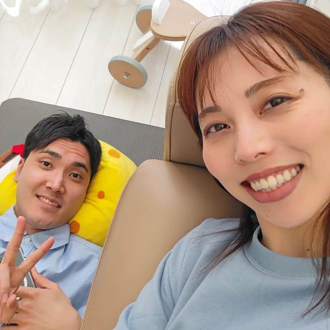 和泉杏のインスタグラム：「先日、またまた夫婦仕事でしたー🤗🤗  ありがたいです♡  それにしてもびっくりびっくり！😲😲😲  どう放送されるのか、おっかなびっくりドキドキな感じです…🤔  告知解禁になったらまた書きたいと思いまーす！！！  #菊田夫妻 #菊田夫婦 #菊田家 #ハナコ菊田 #ハルカラきょう  #そんなことより #なぜ寝転んでるんだ  #なんかわからんけど #めっちゃ疲れたのだー #このまま爆睡  #あれ ？ #そういえば夫にフォローされてないぞ …」