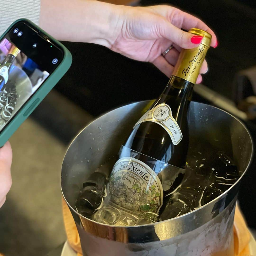 リュ・ジヘのインスタグラム：「이쁜 건 띡어야지🍷」