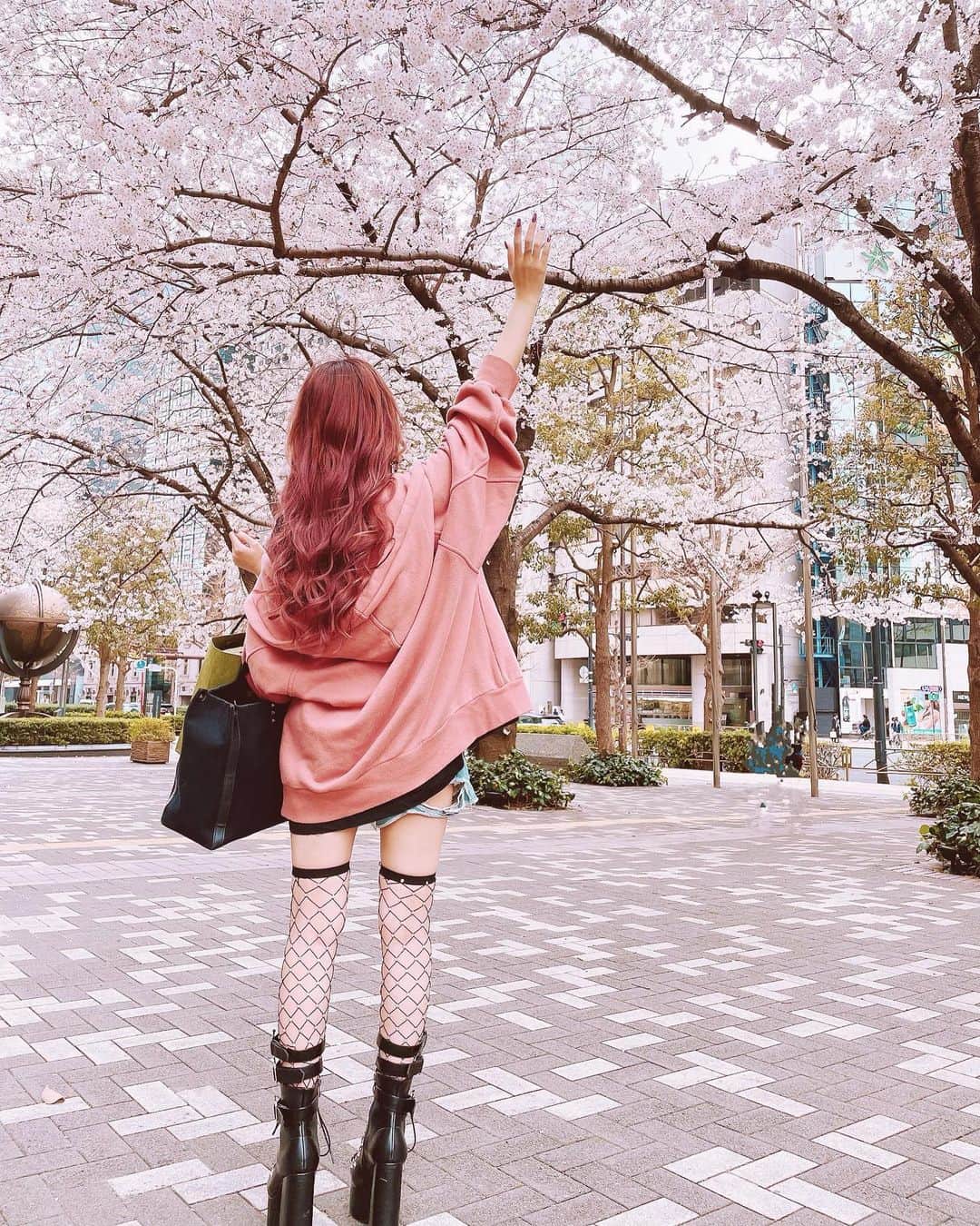 のインスタグラム：「先程ママから連絡があり、 ストーリーには書いたけど、 先日おじいちゃんが天国に逝きました。 病院からお家の介護になって、 ご飯も食べれなくなって、歩けなくなって… でも、病院では一口もご飯食べなかったけど、おうちではたまにアレが食べたいとかリクエストしたりしてたみたいだから、お家に帰って来れて嬉しかったみたい。 食べたいって言った物も一口かじるくらいだったみたいだけど。 でも、おじいちゃんは、明日には良くなって歩けるようになる、 早く元気になってまた旅行に行きたいってずっと言ってて。 でも座るのも大変になってきたから、私も1度おじいちゃんに会いに大阪に １月後半あたりに帰った。 コロナさえ無ければもっと何度も帰って おじいちゃんの手とか握れたのに。 検査で陰性でも移動中にかかるかもしれないし、 無症状だとわからないから、一応おじいちゃんと 喋る時は、おじいちゃんが寝てるベッドの部屋の ドアのところから、話しかける感じで話した。 私が大阪に帰るっておじいちゃんに ママが伝えた日から、毎日おじいちゃんは、 莉菜はいつ帰って来るんやって聞いてたらしい。 可愛い。 大阪に帰ったら必ず実家に行って、 おじいちゃんおばあちゃんにも会いに行ってたのになぁ。 いつかこの日が来るのはわかってはいたけど、 どこか他人事みたいに思ってた。 亡くなった時私に知らせると、大阪帰って来るのも大変だし、何よりママは私とおじいちゃんが最後に会った時よりもっと痩せ細ってしまったおじいちゃんの姿を私に見せたくなかったらしく、 報告はお通夜もお葬式も全部終わってからだった。 あの日大阪帰って良かった。 いっぱい話出来て良かった。 ニコニコしてるおじいちゃんの姿が 最後の思い出で良かった。 最後は子供3人（ママ達）と嫁（おばあちゃん） 全員が見守る中、息を引き取ったらしい。 ママは最後の瞬間を見るのが辛すぎたって泣いてたけど、おじいちゃんは、めちゃめちゃ幸せだったと思う。 家族全員に看取ってもらえるって中々ない事だと思うし。 ママと電話してる間もこれを書いてる今も 涙ボタボタ溢れてきて辛いけど、 きっとおじいちゃんは食べたかった物も食べれるようになって、歩けるようになって、痛いところも無くなって、 楽になれて喜んでると思う！　 だから私も良かったねって喜ばなきゃね☺️ 長くなってしまったけど、人間やっぱりいつかは 死んでしまうし、 それがいつかはわからないから、 大切な人には会えるうちにたくさん会っておいた方が良いと思うし、 今こんな時期だから難しい事もあると思うけど、 皆さまも、親とかにもなるべくたくさん会っておく事をオススメします。 後悔の無い様に。 そして桜の季節はおじいちゃんを思い出せる、 ますます好きな季節になった🌸🌸🌸🌸🌸 あー 明日も予定あるのに目腫れ過ぎて 大丈夫かしら🤔 メイクすれば何とかなるかな。 目冷やしてから寝よ！🙈」