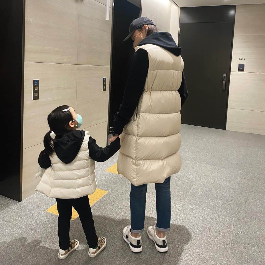 チャ・イェリョンのインスタグラム：「어쩌다 보니 커플룩 🤍 녹화 끝내고 들어오는 길에 사진첩 뒤적이다…  내사랑 주인아씨 랑 어제 주말 데이트👩‍👧 사랑해 우리딸💕  너가 있어서 엄마는 너무 행복해💕💕 고마워 우리 아가🤍🤍🤍🤍🤍」