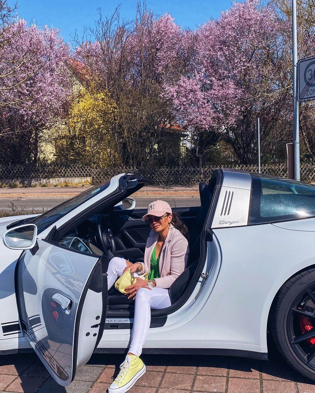 Anniさんのインスタグラム写真 - (AnniInstagram)「Sunday Funday 🌷💛💖💚 mussten gleich mal das {Cabrio} oder wie wir es nennen Targa Wetter☀️ausnutzen. Erkenntnis: Jap - einparken ist nicht gerade meine Stärke - zumindest nicht mit hubby‘s Auto{s}… da hab ich es in den Jahren schon öfters geschafft die Felgen zu schrotten - vllt. auch der Grund warum ich meistens Beifahrer bin 😂🤣 bitte sagt mir, dass euch das auch schon passiert ist 🙌🏻… PS: mit meinem Smart ist mir das komischerweise noch NIE passiert - ich schwöre es 😂🤣🤞🏻 In diesem Sinne: #happyweekend  —————————————————————— • • • • •  #outfit #fashion #fashionblogger #spring #fashionblogger_de #blogger #inspiration #inspo #girl #me #look #ig #kissinfashion #americanstyle #stuttgart #porsche #targa #911 #ootd」3月28日 1時50分 - annaleacosta