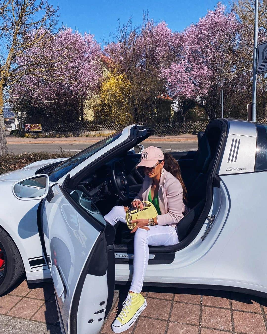 Anniのインスタグラム：「Sunday Funday 🌷💛💖💚 mussten gleich mal das {Cabrio} oder wie wir es nennen Targa Wetter☀️ausnutzen. Erkenntnis: Jap - einparken ist nicht gerade meine Stärke - zumindest nicht mit hubby‘s Auto{s}… da hab ich es in den Jahren schon öfters geschafft die Felgen zu schrotten - vllt. auch der Grund warum ich meistens Beifahrer bin 😂🤣 bitte sagt mir, dass euch das auch schon passiert ist 🙌🏻… PS: mit meinem Smart ist mir das komischerweise noch NIE passiert - ich schwöre es 😂🤣🤞🏻 In diesem Sinne: #happyweekend  —————————————————————— • • • • •  #outfit #fashion #fashionblogger #spring #fashionblogger_de #blogger #inspiration #inspo #girl #me #look #ig #kissinfashion #americanstyle #stuttgart #porsche #targa #911 #ootd」