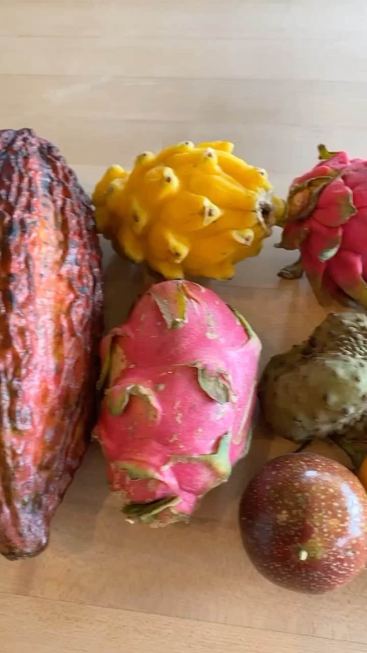 グロッサリーズのインスタグラム：「Our @fruitsnrootz delivery just came in! 🍑🥭🍐 What color dye will the seeds & skins make? We’ll find out soon.」
