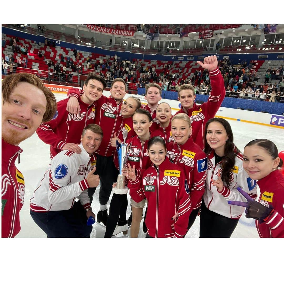 アリーナ・ザギトワのインスタグラム：「И снова победа у «Красной Машины»!!! 🥳😍  Второй год подряд наша команда выигрывает Кубок Первого канала! Все поработали на «отлично» и вложились в общий результат 💪🏻 Поздравляю моих ребят, вы лучшие ❤️❤️❤️  Все участники большие молодцы, спасибо команде «Время первых» за поддержание здорового духа соперничества 😊  В этом году я была в качестве ведущей, но все равно получила огромный заряд эмоций 🤯 Саранск, была рада видеть вас в стенах этой арены! Спасибо за тёплую встречу 🥰」