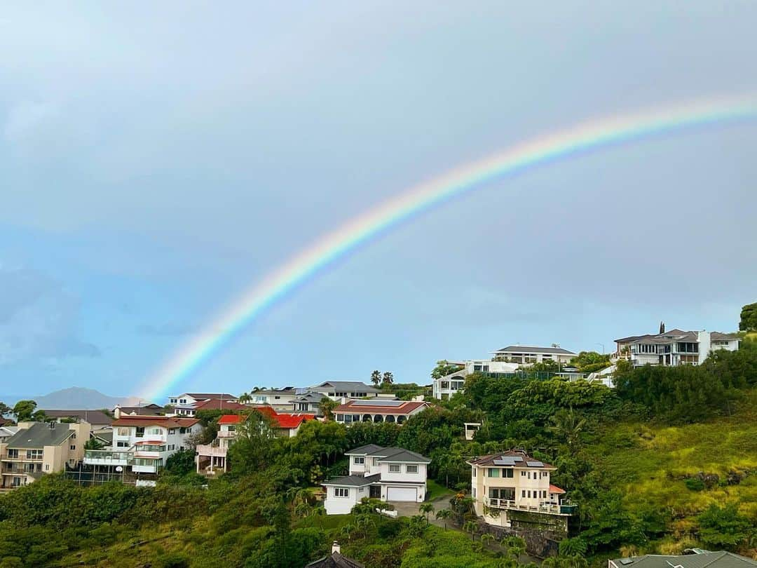 マキ・コニクソンさんのインスタグラム写真 - (マキ・コニクソンInstagram)「Good morning!!  Happy Aloha Sunday! 🌺🤙🏼  今日も朝からお虹様🌈 昨日も🌈見て凄く良い1日だったから 今日もHappy Day間違いなし！😊  ハッピーレインボーのおすそ分け🌈  きっといい事あるよ！☺️  ハワイは昨日から屋内でのマスク着用義務が 解除されたんだけど私達在住日本人含めて ハワイの人は(全員とは言わないけど) まだまだ用心してマスクをしている人が 多いかな〜。😷😷😷😷 今までず〜っとマスク着けてて今日から 急にハズす、つーのもなんか不自然だよね。 私はしばらく様子を見て徐々に 解除していくつもり。  人の考え方って”十人十色”その人その人の 持ってる考え方で全て違ってくるよね。 色々な人がいるから楽しいし刺激になる！ だけど自分の意に反して人に振り回されたり 流されたりしないようにしよう！ “自分は自分”の精神を貫こうね！ 人に流されてる自分ってカッコ悪いからね。 それは自分が一番良く分かってること。  自分を好きでいたかったら 人の顔色を見て行動するより 自分って人間を貫こう！💪🏼 それが出来る様になってきたら 自信にも繋がるし、そうゆう自分に 誇りを持てるし一番大切なのは自分の事が 好きになる！伝わる？  今日も断る勇気を持って 自分って人を貫いていこう！💪🏼 その為には自分の意に反する事をしない事！ それは私も同じだから！ お互い一緒に成長して行こうね！💪🏼💪🏼  今日もやる気スイッチ入れて 元気に行ってらっしゃい！👋🏼  #エアハワイ🌺  #ハワイのおすそ分け🤙🏼  #ハッピーレインボーのおすそ分け🌈  #自分をしっかり貫こう #人に流されない自分 #十人十色 #自分を好きになる方法」3月28日 4時40分 - makikonikson