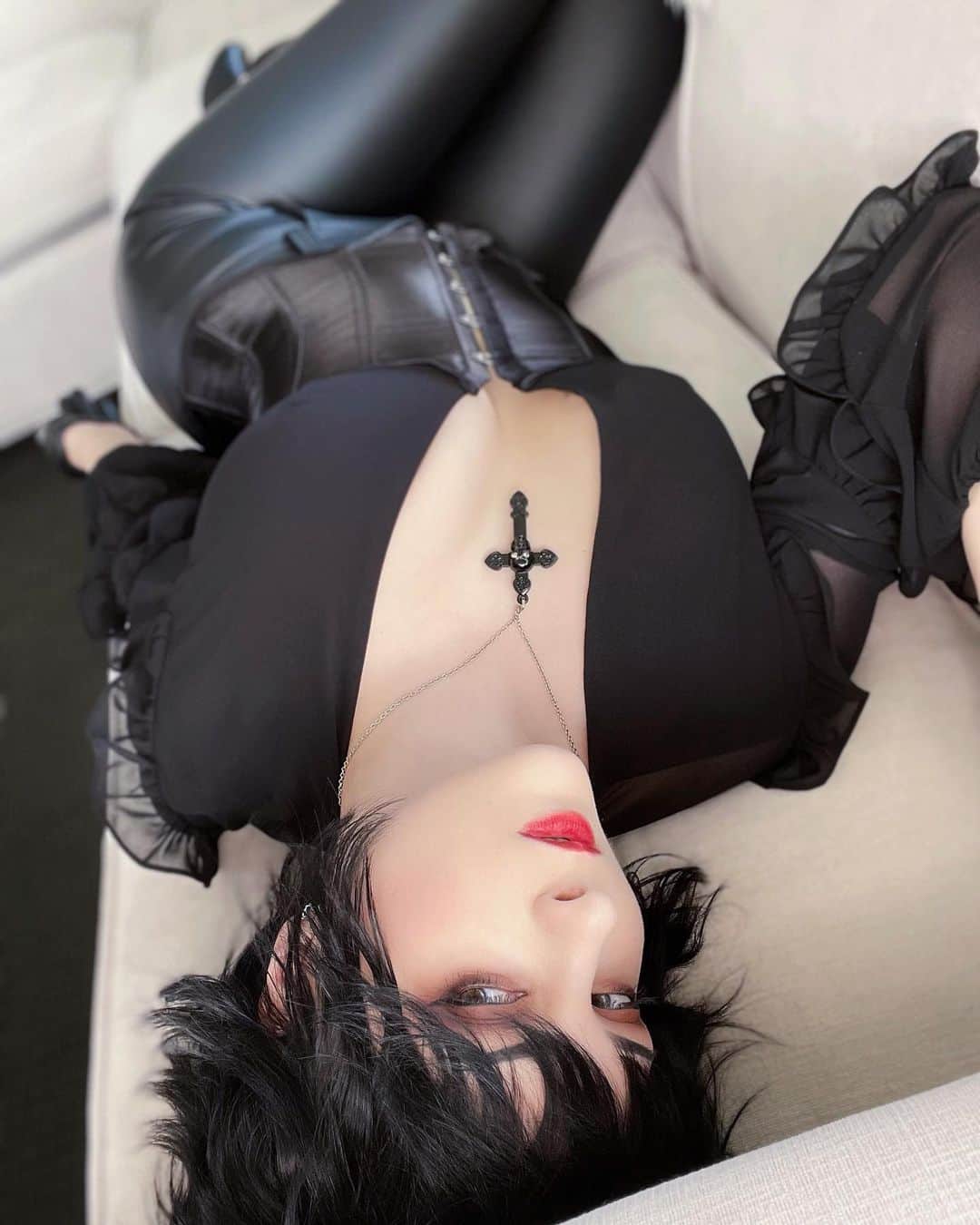 Tessaさんのインスタグラム写真 - (TessaInstagram)「Vampire Hiso set preview!!🖤 I always have too much fun with vampire looks, but this one was extra special because of the coolest sponsorship I’ve ever gotten: custom fangs from @psykic_fangs ! This is the traditional set, and always they’re absolutely flawless. 🧛🏻‍♀️🖤」3月28日 5時50分 - hiso.neko