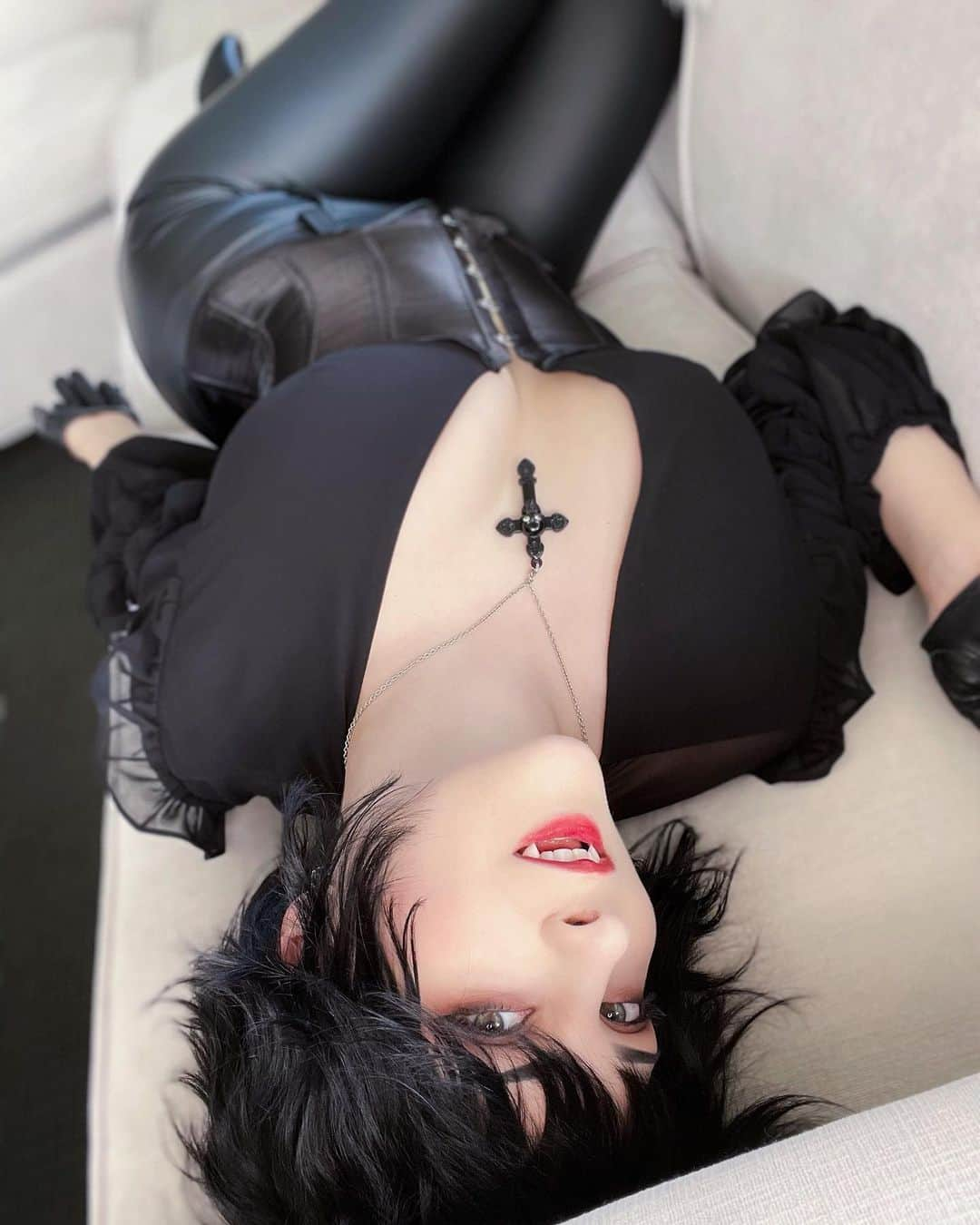 Tessaさんのインスタグラム写真 - (TessaInstagram)「Vampire Hiso set preview!!🖤 I always have too much fun with vampire looks, but this one was extra special because of the coolest sponsorship I’ve ever gotten: custom fangs from @psykic_fangs ! This is the traditional set, and always they’re absolutely flawless. 🧛🏻‍♀️🖤」3月28日 5時50分 - hiso.neko