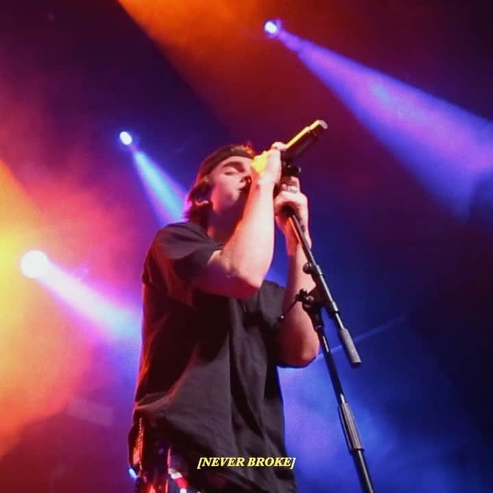 ジョニー・オーランドのインスタグラム：「like she’s coping」