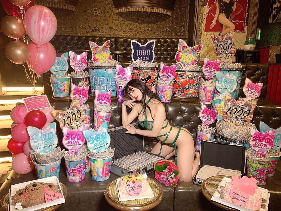梨乃のインスタグラム：「⁡ ⁡ ⁡ ⁡ バースデーイベント本当にありがとうございました。 ⁡ ⁡ ⁡ お礼が遅くなってごめんなさい😭 感謝の気持ちが溢れ出して、どうしたらありがとうの気持ちが伝わるのか、何度も書いては消していました...... ⁡ 今でも信じられないくらいしあわせな1日で、夢のようでした🌖少し記憶が曖昧なくらいです。 ⁡ ⁡ ⁡ このご時世の中、1部から3部までたくさんのお客様に来ていただきました😭ありがとう。 ⁡ ずっと憧れていたファイナルカウントダウンの黒女神。上からたくさんのお客様の顔を見たら涙が溢れて、1部から大号泣でした..... ⁡ 初めての単独イベントだったので不安でいっぱいでしたが、2部はなんと満員御礼で、推しプランも110組来ていただき、こんなにしあわせなことはありません。 ⁡ 私たちはショーガールだから、お客様がいないと息をすることができないし、待つことしかできない。 ⁡ イベントに来てくれた皆さんを忘れません。 この感謝の気持ちを忘れずにこれからも頑張ります！ ⁡ ⁡ ⁡ ⁡ たくさん女の子がいる中で、デビューしてからずっと個性を追い求めてきた私にとって、単独イベントは1つの大きな目標でした。 バーレスクのエロテロリストとして生きていくには、賛否両論あるし、キャラに悩むこともあったけど、自分を信じて頑張ってきて本当によかった。 ⁡ ⁡ ⁡ ⁡ 今のりのが出せる全てでした。みんな楽しめたかな？ りのは最高に楽しかったよ🥰 人生でいちばん幸せな日でした。 誰もやったことがないことをしたくて、でも品のないエロは嫌いなの。 だからいっぱいいっぱい考えて、イベントを作りました。 ⁡ ⁡ ⁡ そして、ショーガールとして夢にまでみたマティーニへ.....🍸 限られた人しか入れない神聖な場所なんです。 10000RION😭100万円分のチップです😭 感謝してもしきれない。ありがとうの上の言葉が欲しい。 こんなにたくさんのチップに見合う人になります😭 バーレスクって本当に夢がありますね..... ⁡ OLとして働いていた私がこんなに輝ける日が来るなんて、今でも信じられなくて、嬉しくて胸がいっぱいです。 ⁡ ⁡ ⁡ 応援してくれるファンの皆さんのためにステージに立ち続けます💋 ⁡ ⁡ ⁡ ありがとうございました💋💋💋 ⁡ ⁡ ⁡ ⁡ #burlesquetokyo #burlesquedancer #トレーニング女子 #ヒップアップ #ビジョビ #エンタメ活動を止めない #誰かの夢になって生きていく #コスプレ　#グラビア自撮り部 #japanesegirl #バーレスク東京 #六本木」