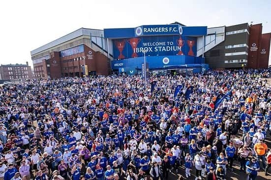 アラン・ハットンさんのインスタグラム写真 - (アラン・ハットンInstagram)「What a day celebrating 150 yrs of this amazing club 💙 @rangersfc」3月28日 16時22分 - hutton02